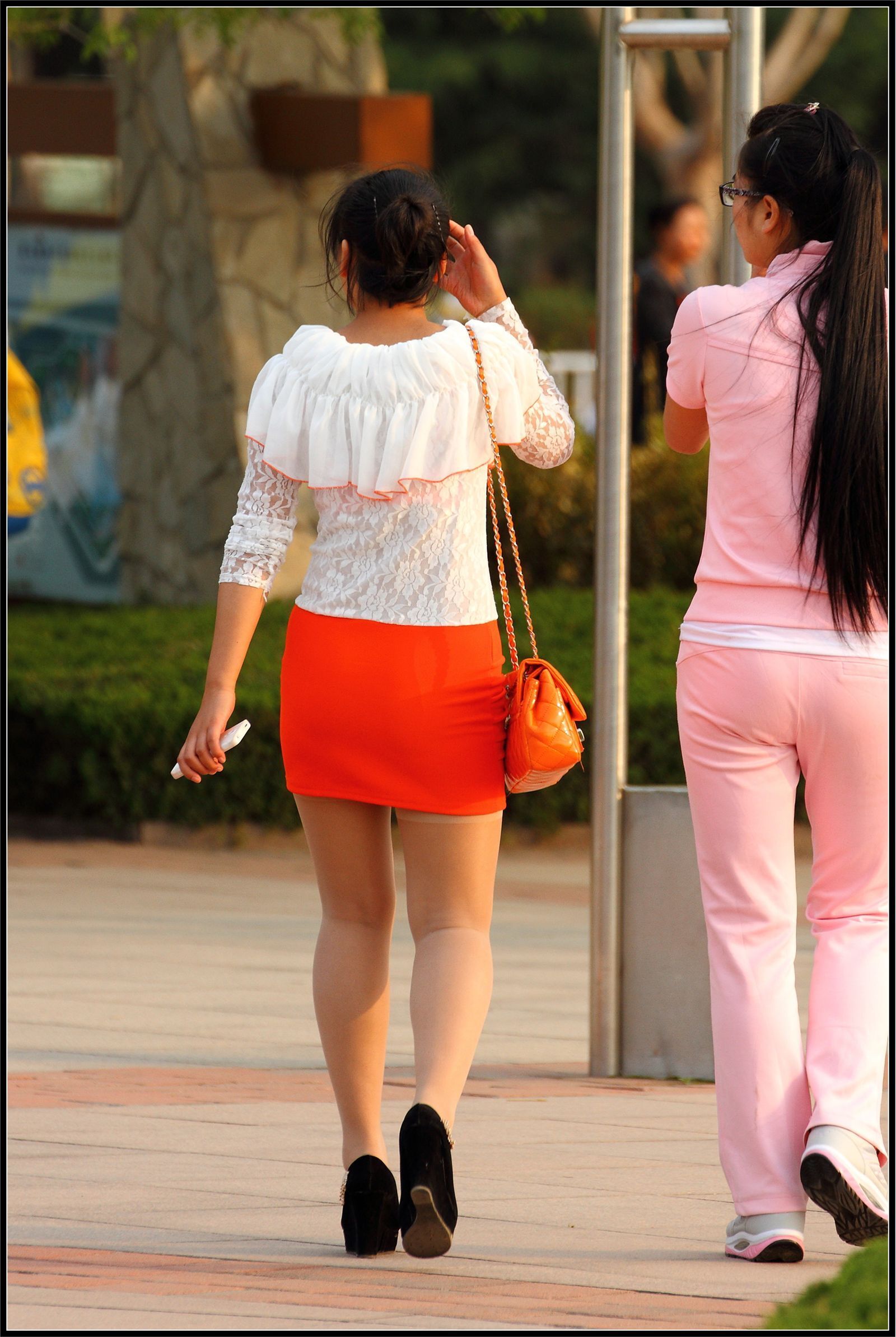 [户外街拍] 2013.09.25 橘红色与白色套裙那么的迷人