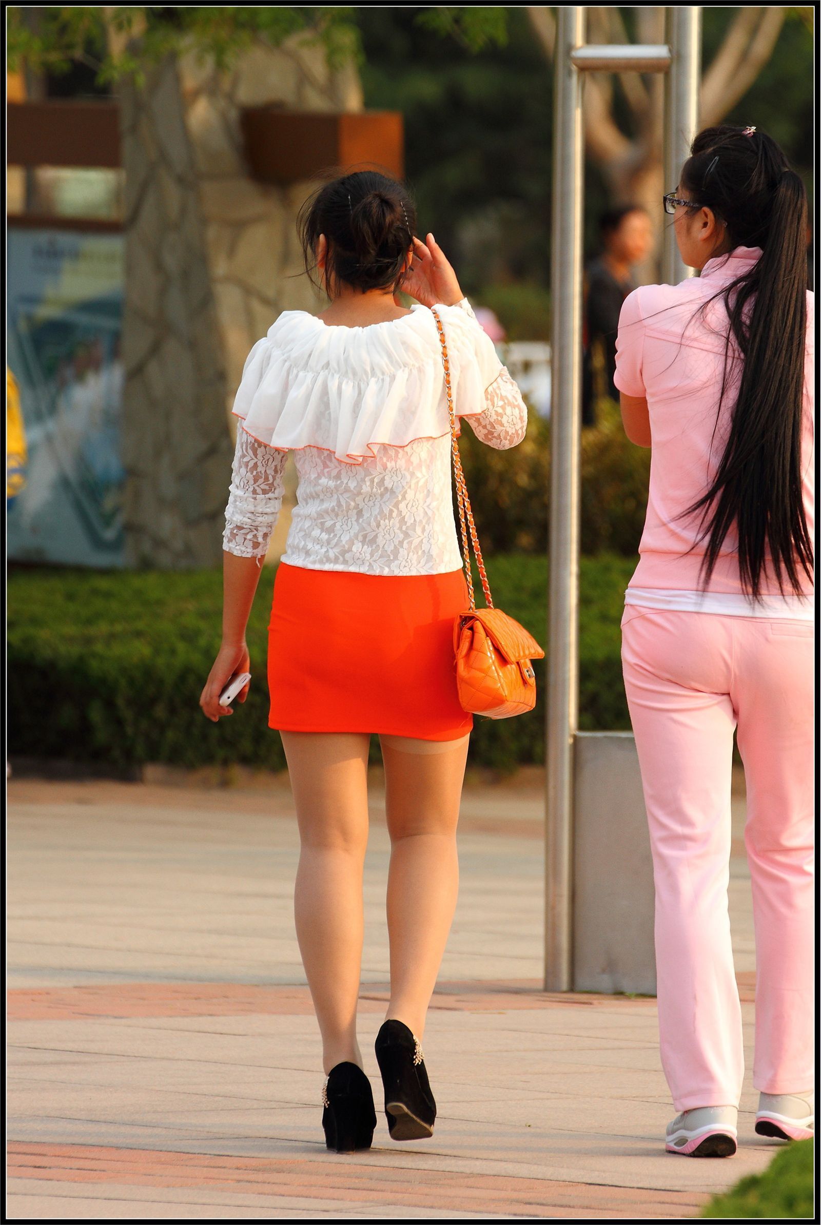 [户外街拍] 2013.09.25 橘红色与白色套裙那么的迷人