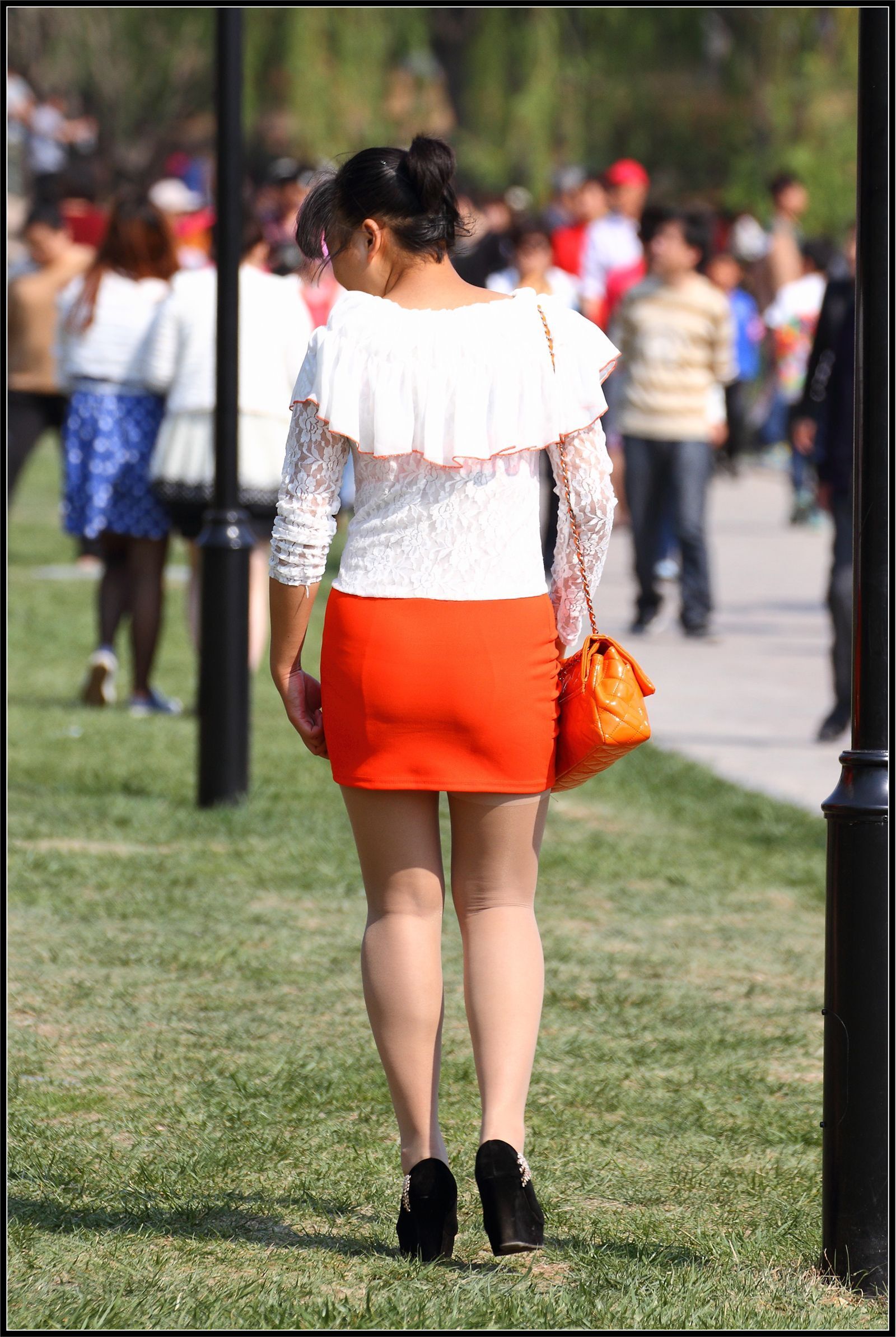 [户外街拍] 2013.09.25 橘红色与白色套裙那么的迷人