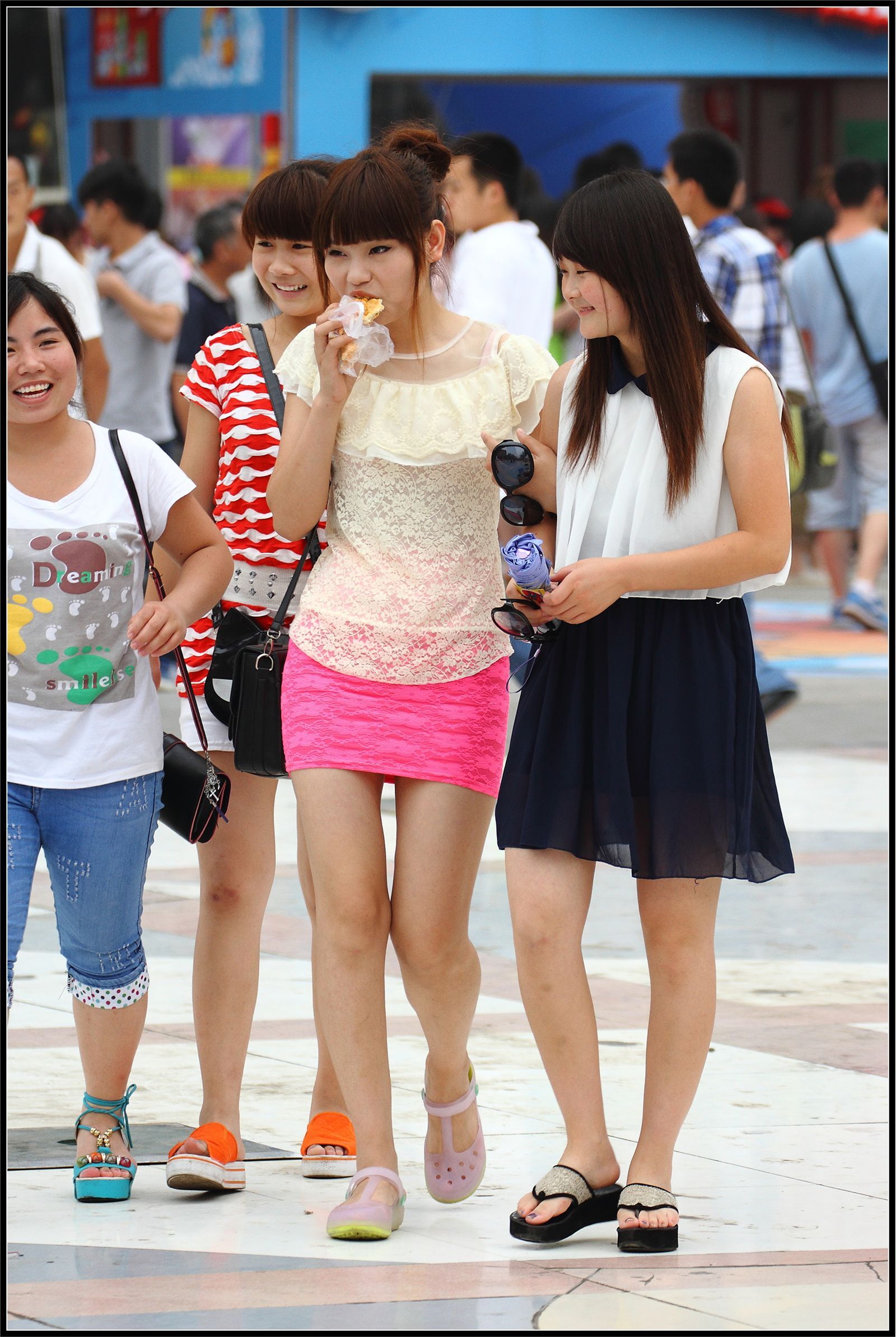 [户外街拍] 2013.09.17 粉红套裙黑丝黑靴美女 黑白连衣裙美女