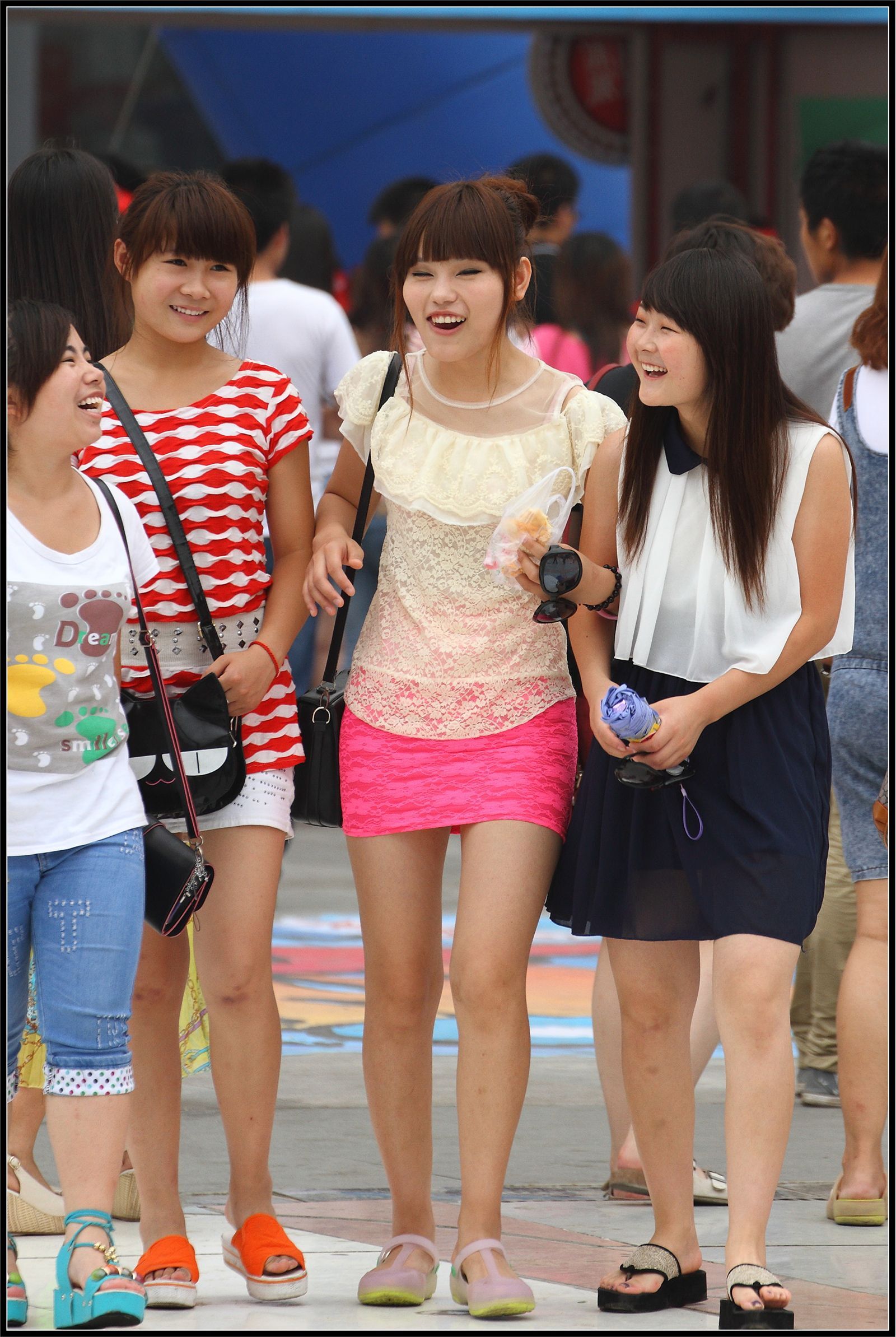 [户外街拍] 2013.09.17 粉红套裙黑丝黑靴美女 黑白连衣裙美女