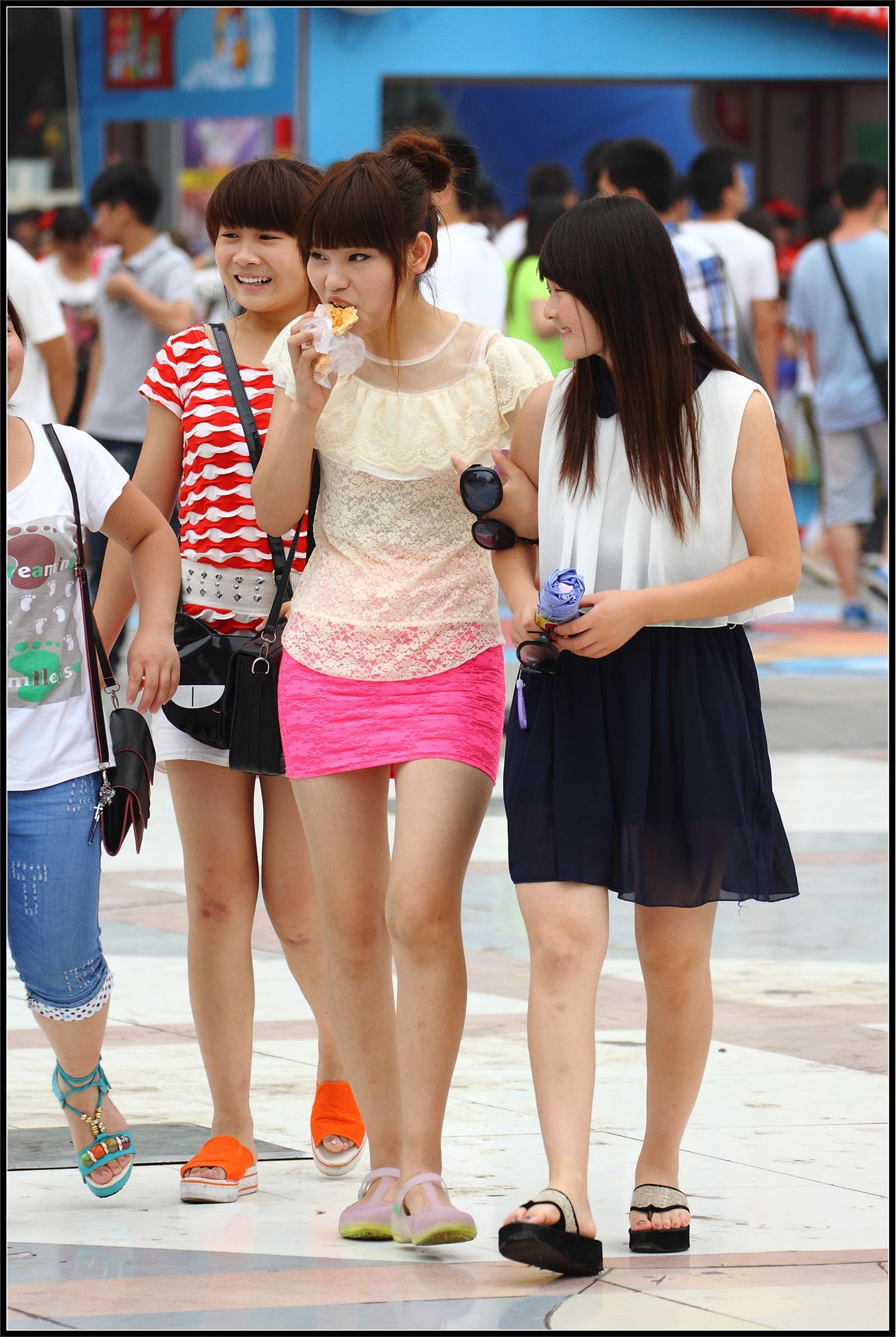 [户外街拍] 2013.09.17 粉红套裙黑丝黑靴美女 黑白连衣裙美女