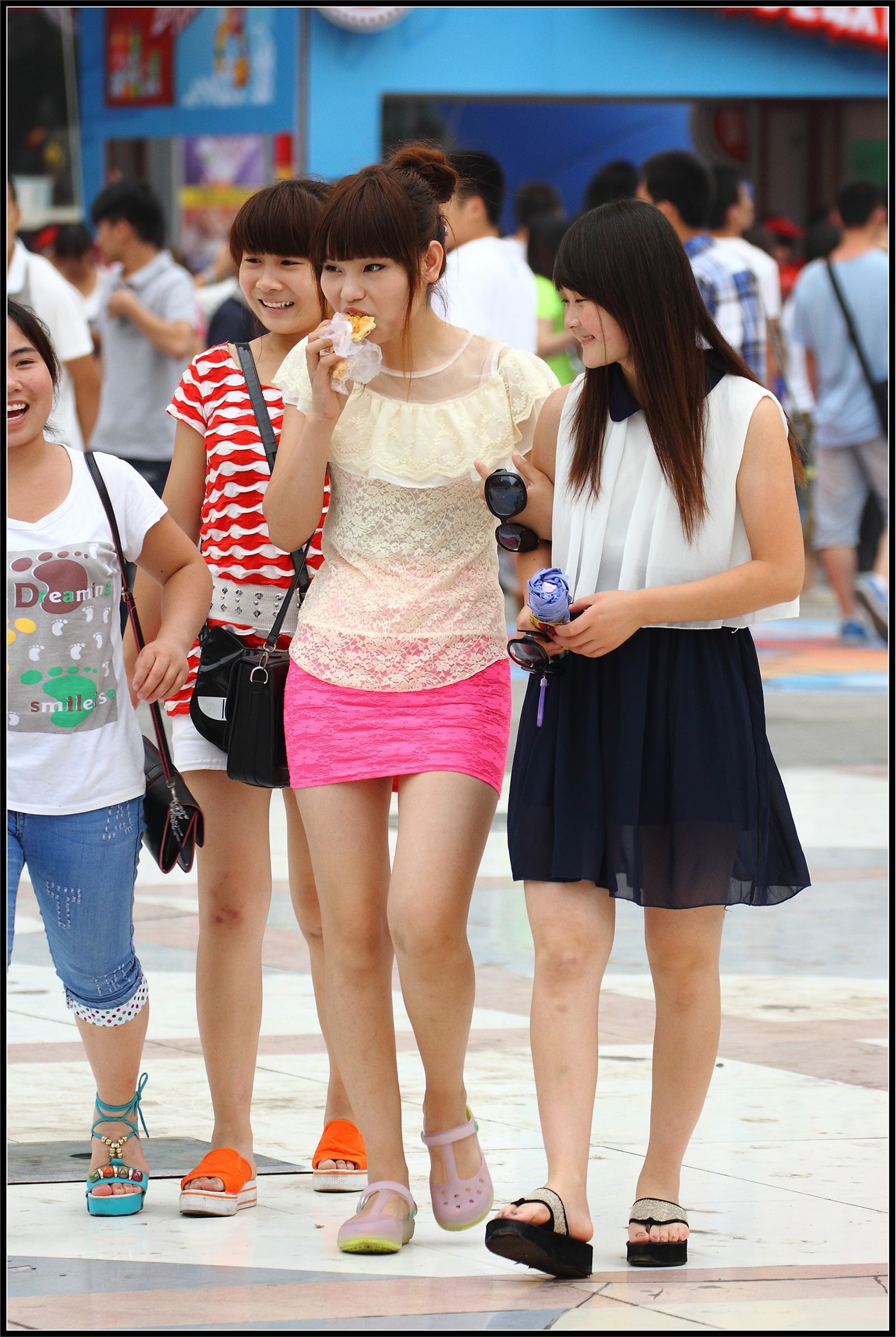 [户外街拍] 2013.09.17 粉红套裙黑丝黑靴美女 黑白连衣裙美女