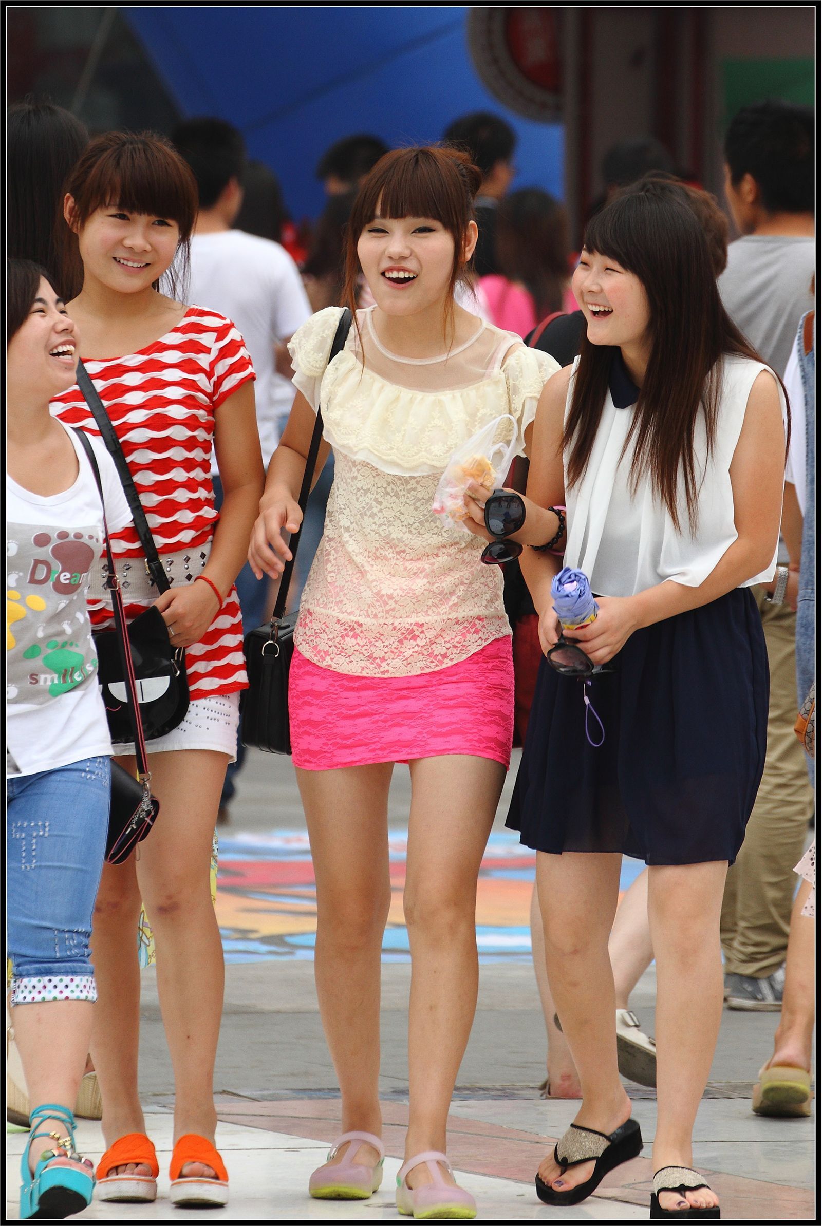 [户外街拍] 2013.09.17 粉红套裙黑丝黑靴美女 黑白连衣裙美女