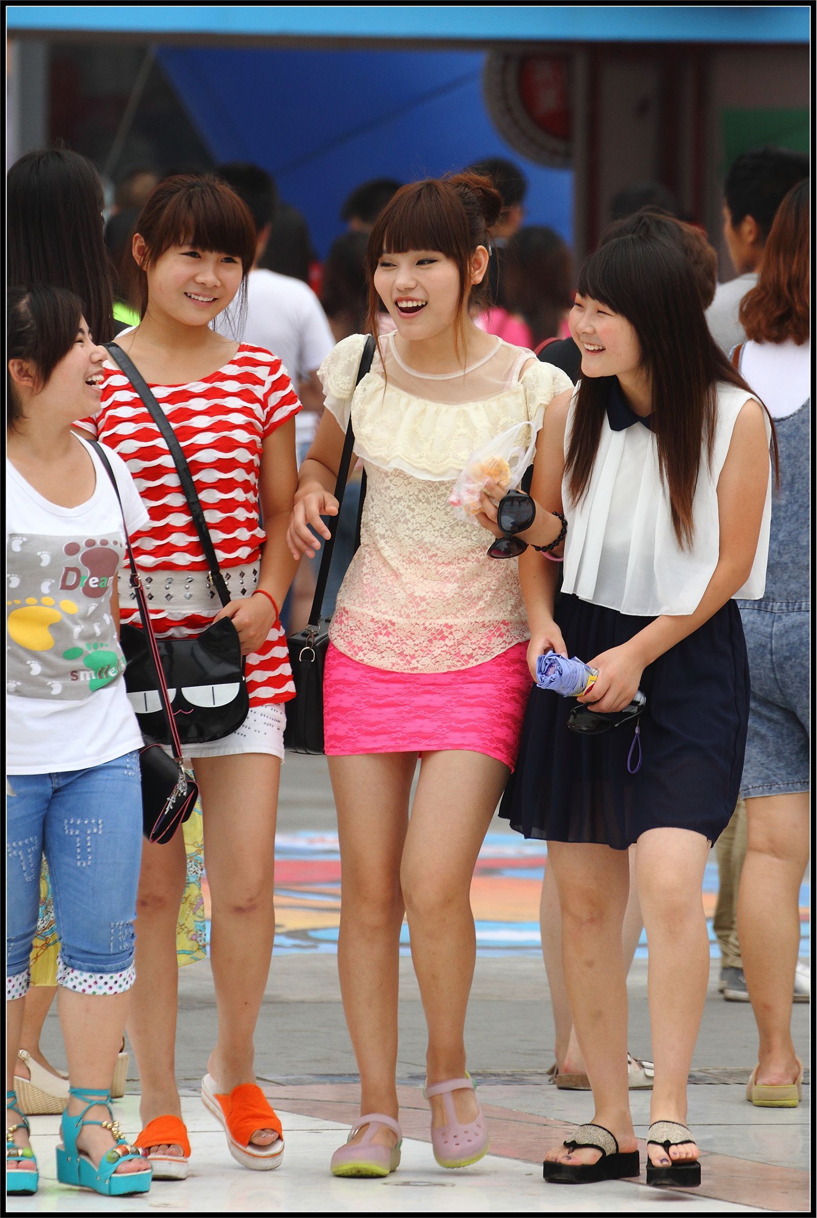 [户外街拍] 2013.09.17 粉红套裙黑丝黑靴美女 黑白连衣裙美女