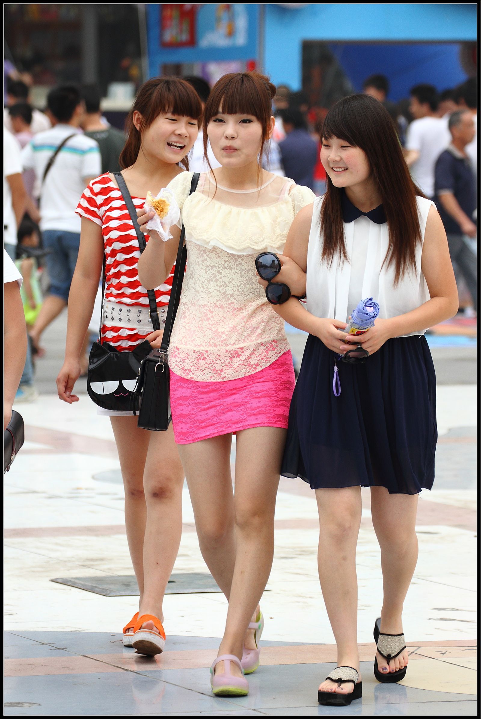 [户外街拍] 2013.09.17 粉红套裙黑丝黑靴美女 黑白连衣裙美女