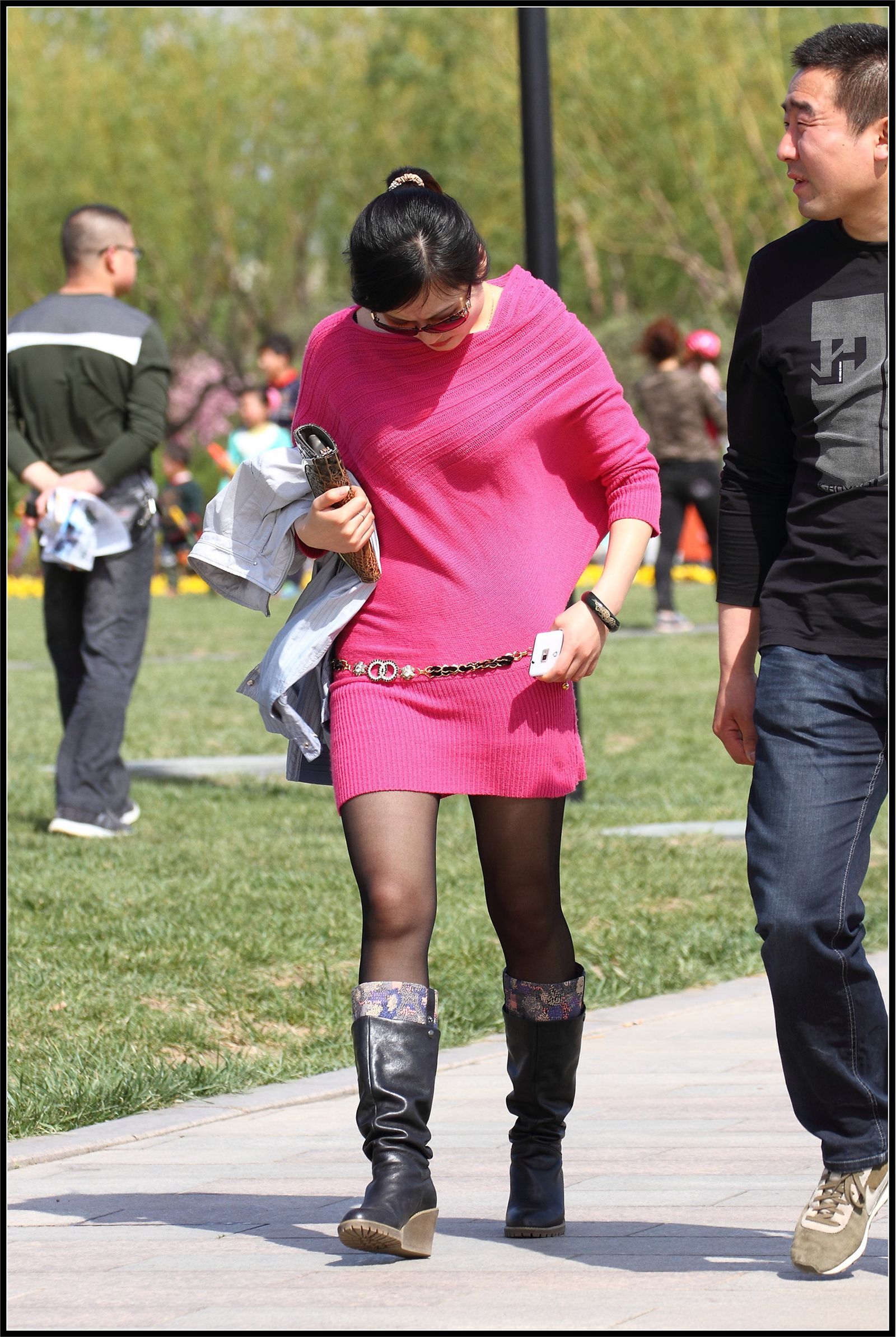 [户外街拍] 2013.09.17 粉红套裙黑丝黑靴美女 黑白连衣裙美女