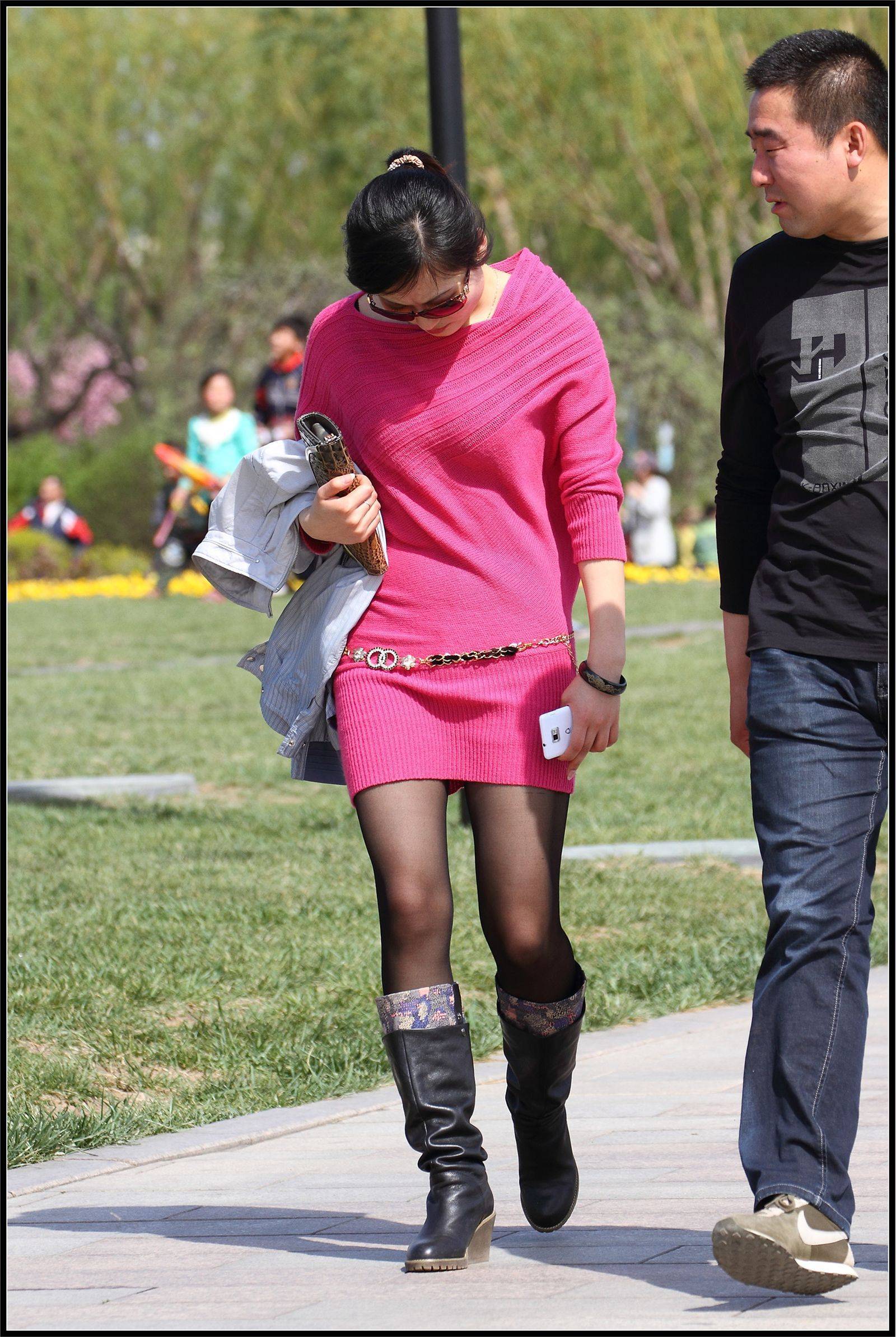 [户外街拍] 2013.09.17 粉红套裙黑丝黑靴美女 黑白连衣裙美女