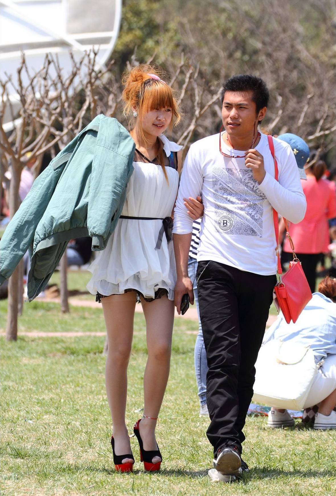 [户外街拍] 2013.11.25 白丝纱裙肉丝长袜鱼嘴水台高跟女孩