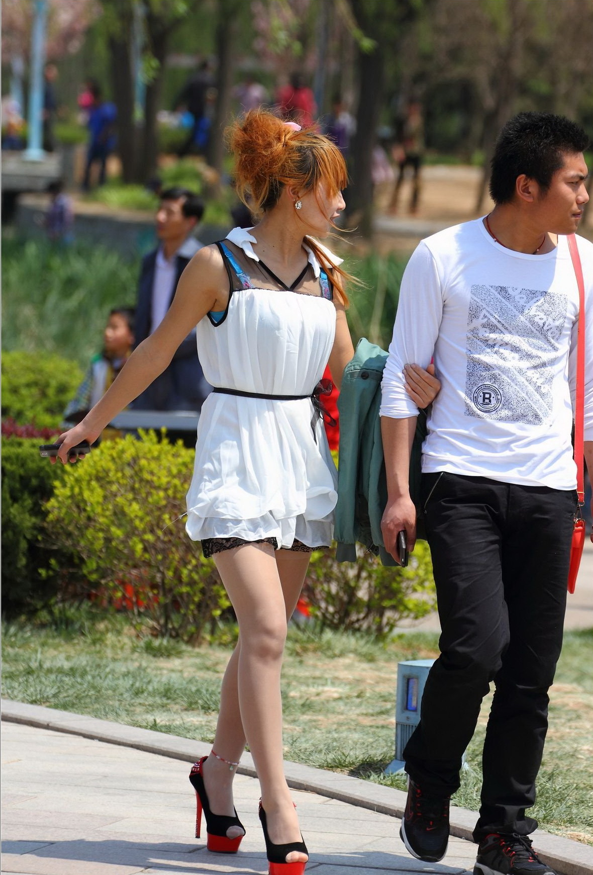 [户外街拍] 2013.11.25 白丝纱裙肉丝长袜鱼嘴水台高跟女孩