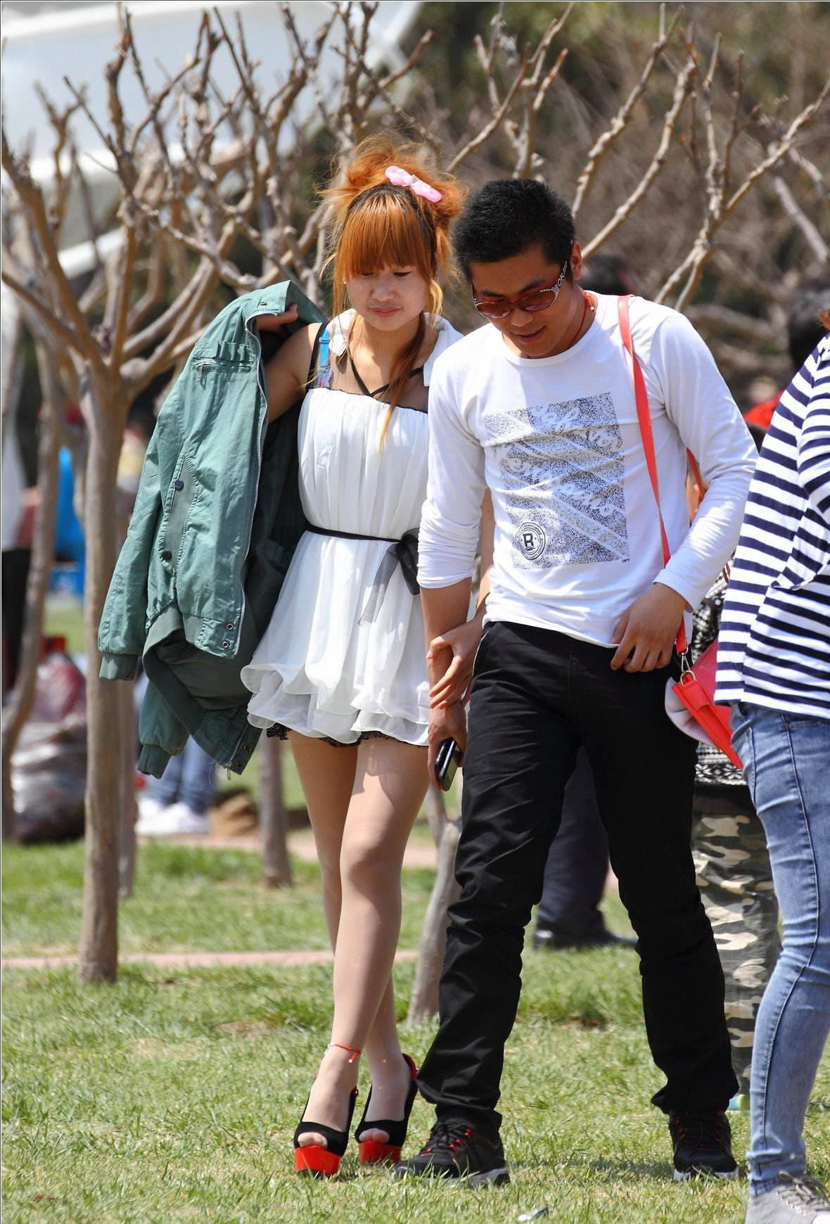 [户外街拍] 2013.11.25 白丝纱裙肉丝长袜鱼嘴水台高跟女孩