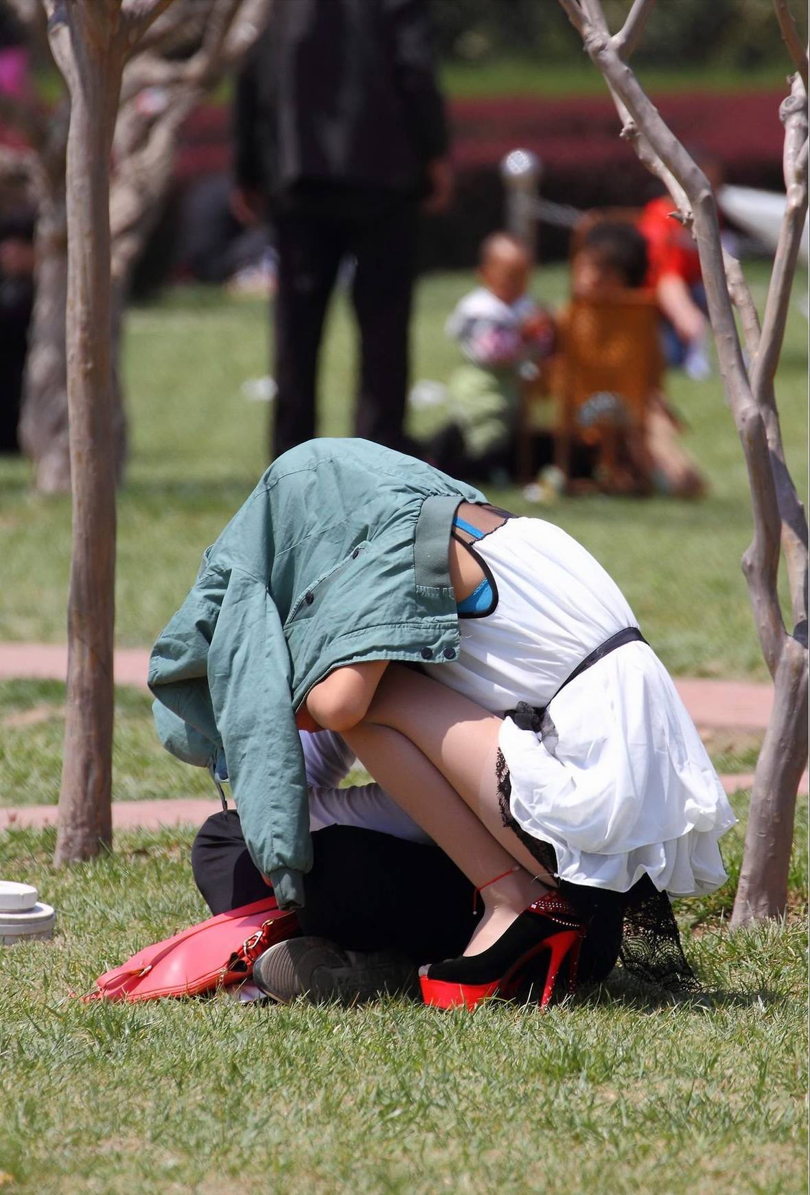 [户外街拍] 2013.11.25 白丝纱裙肉丝长袜鱼嘴水台高跟女孩