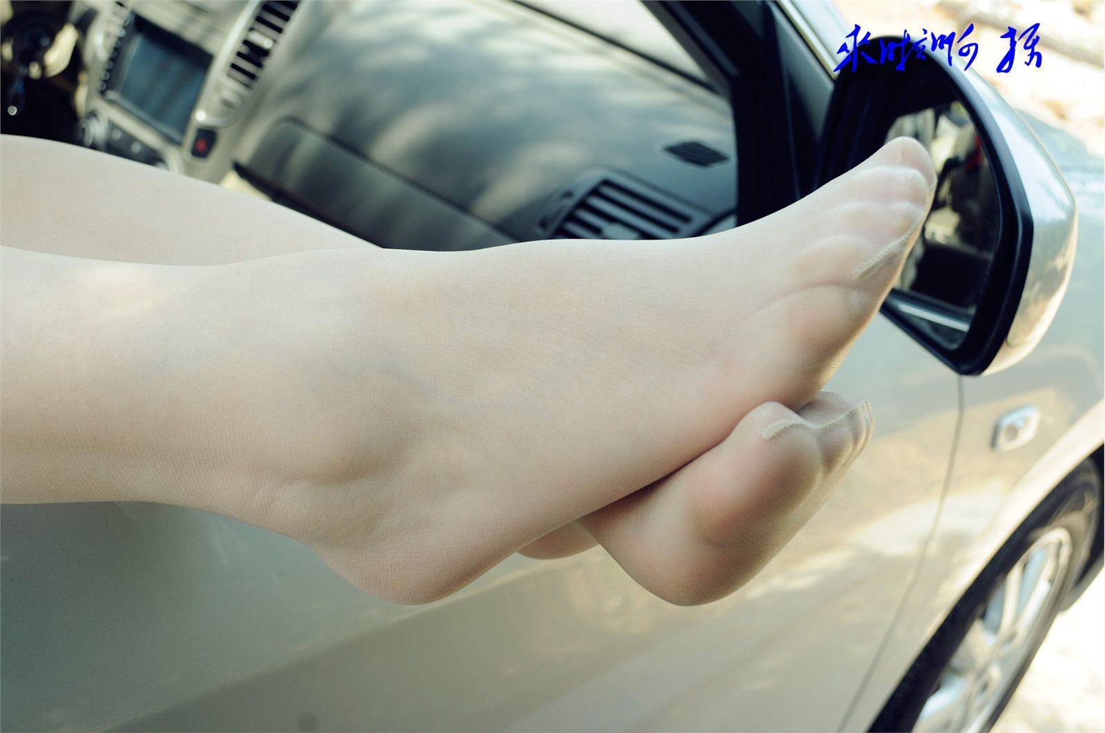 [户外街拍] 2013.09.10 碧玉车内黑高肉丝精拍