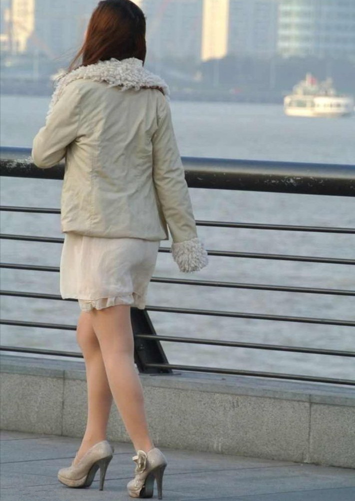 [户外街拍]  广场上肉丝袜少妇，秋装上身了