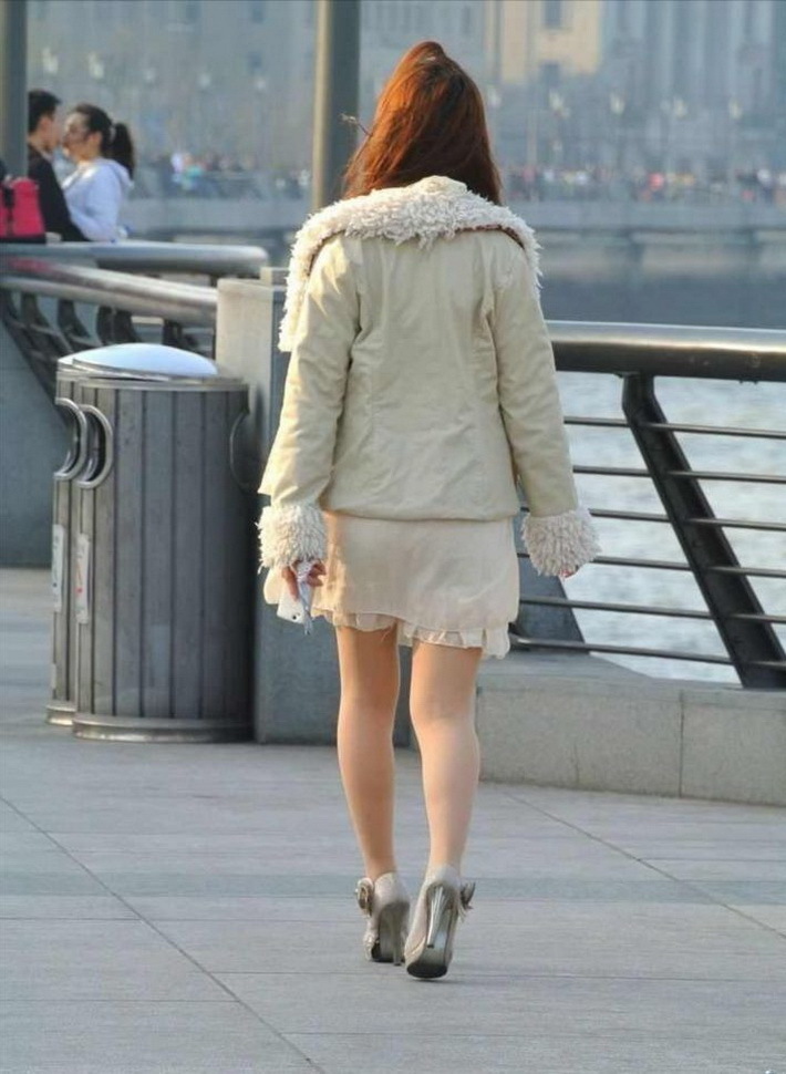 [户外街拍]  广场上肉丝袜少妇，秋装上身了