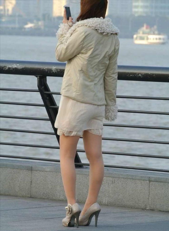 [户外街拍]  广场上肉丝袜少妇，秋装上身了