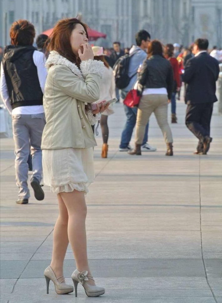 [户外街拍]  广场上肉丝袜少妇，秋装上身了