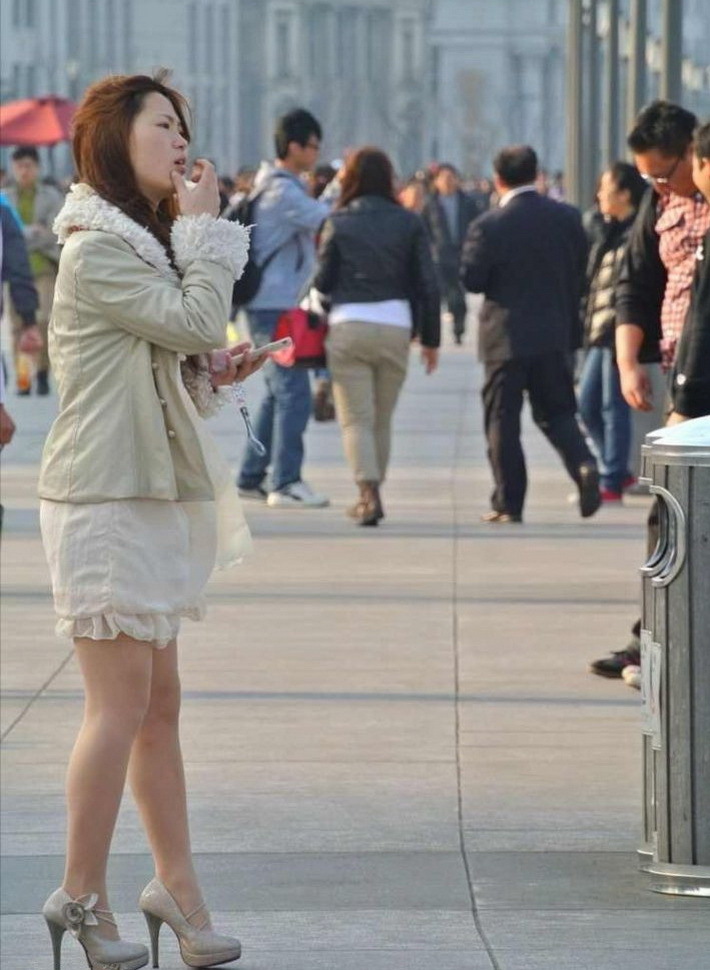 [户外街拍]  广场上肉丝袜少妇，秋装上身了