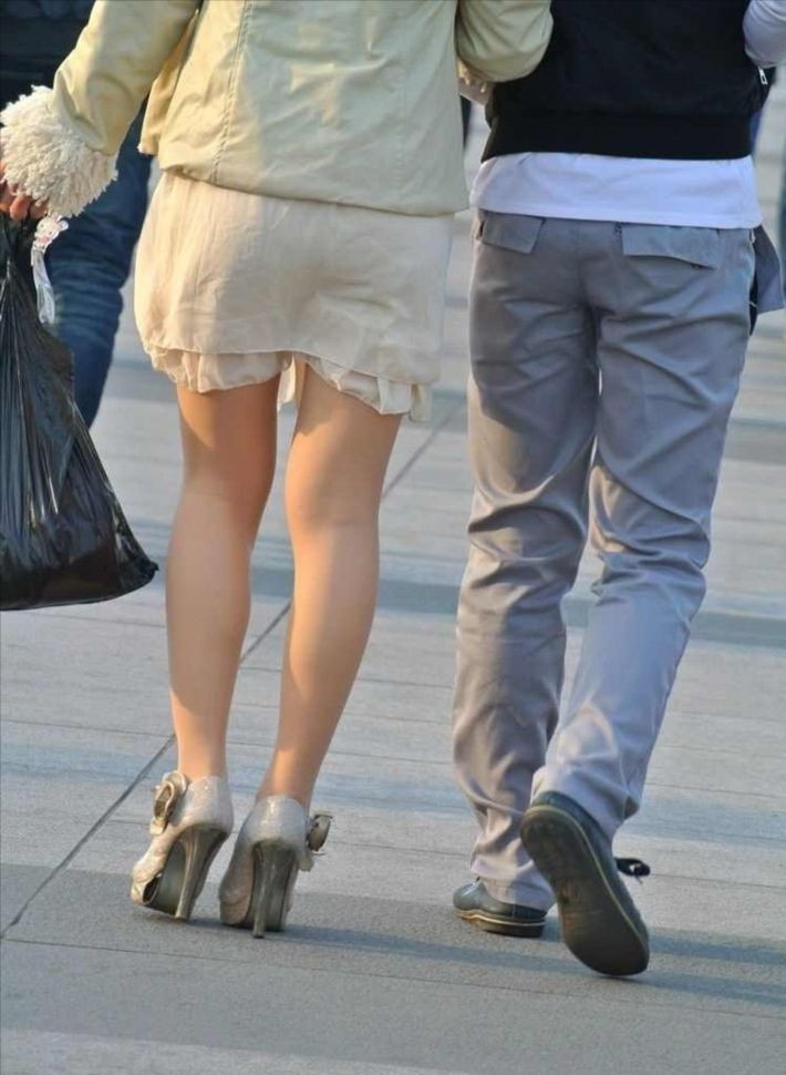 [户外街拍]  广场上肉丝袜少妇，秋装上身了