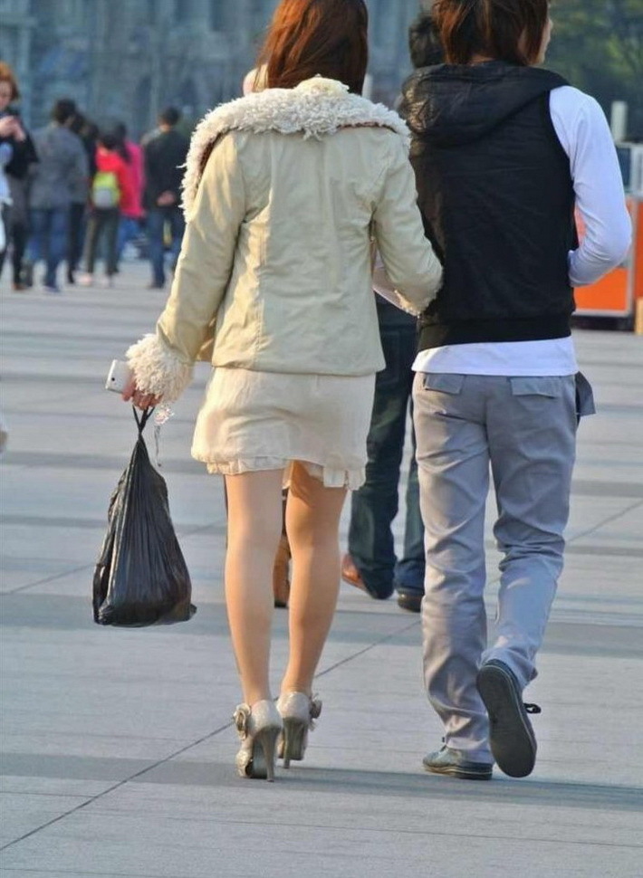 [户外街拍]  广场上肉丝袜少妇，秋装上身了