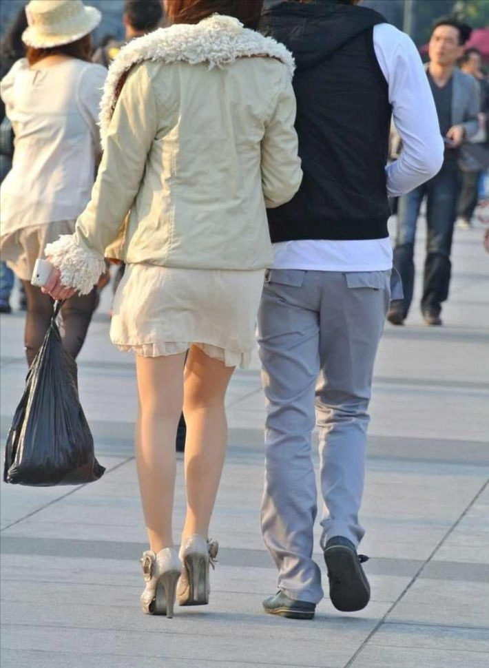 [户外街拍]  广场上肉丝袜少妇，秋装上身了