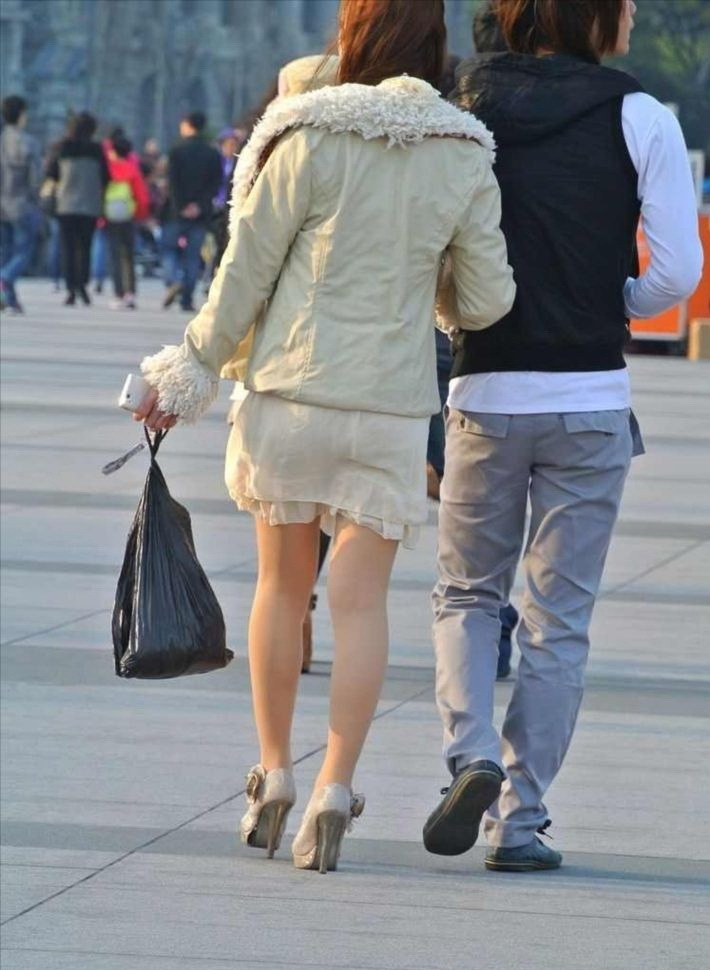 [户外街拍]  广场上肉丝袜少妇，秋装上身了