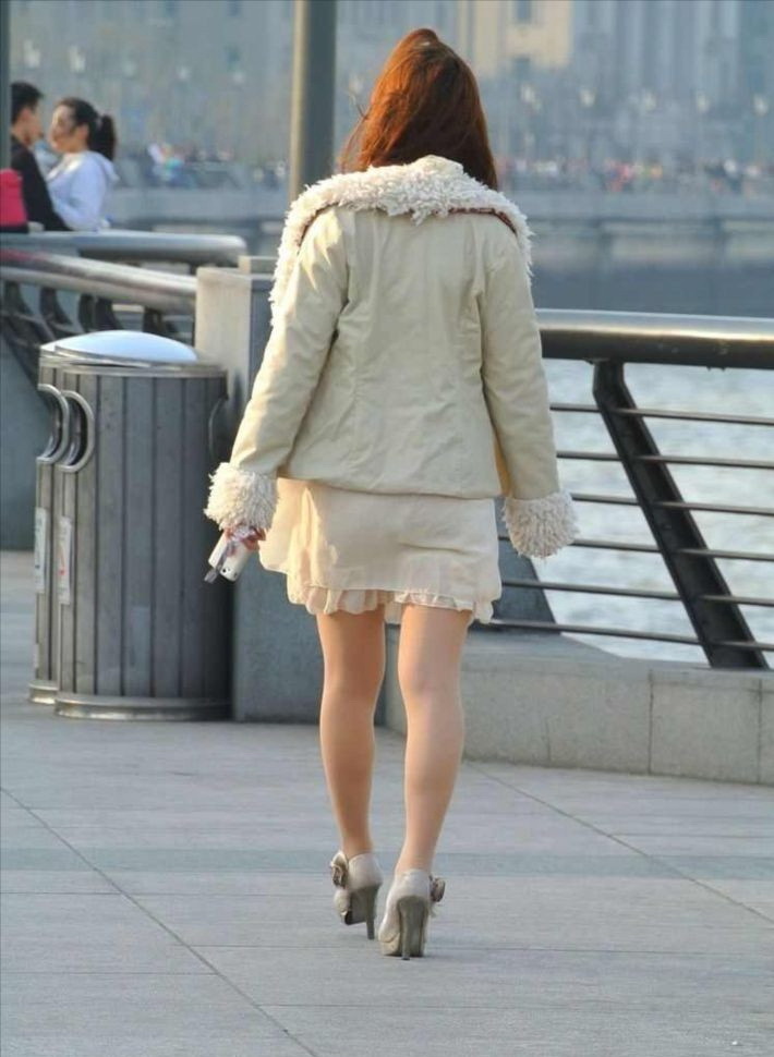 [户外街拍]  广场上肉丝袜少妇，秋装上身了