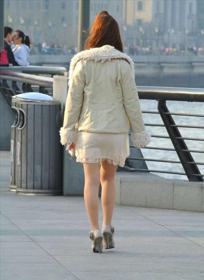 [户外街拍]  广场上肉丝袜少妇，秋装上身了