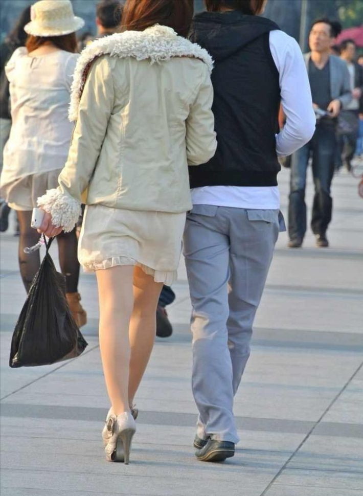 [户外街拍]  广场上肉丝袜少妇，秋装上身了