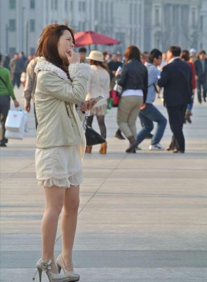 [户外街拍]  广场上肉丝袜少妇，秋装上身了