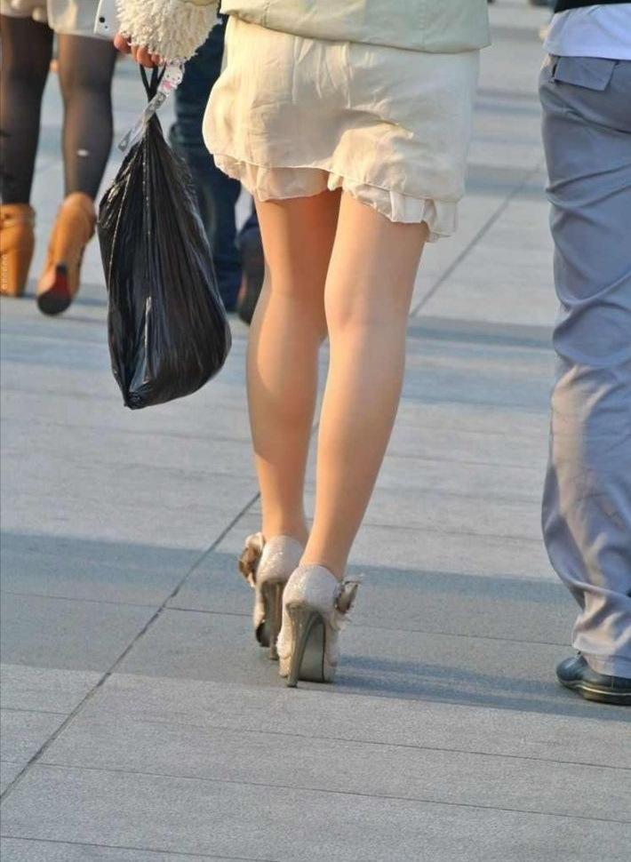 [户外街拍]  广场上肉丝袜少妇，秋装上身了