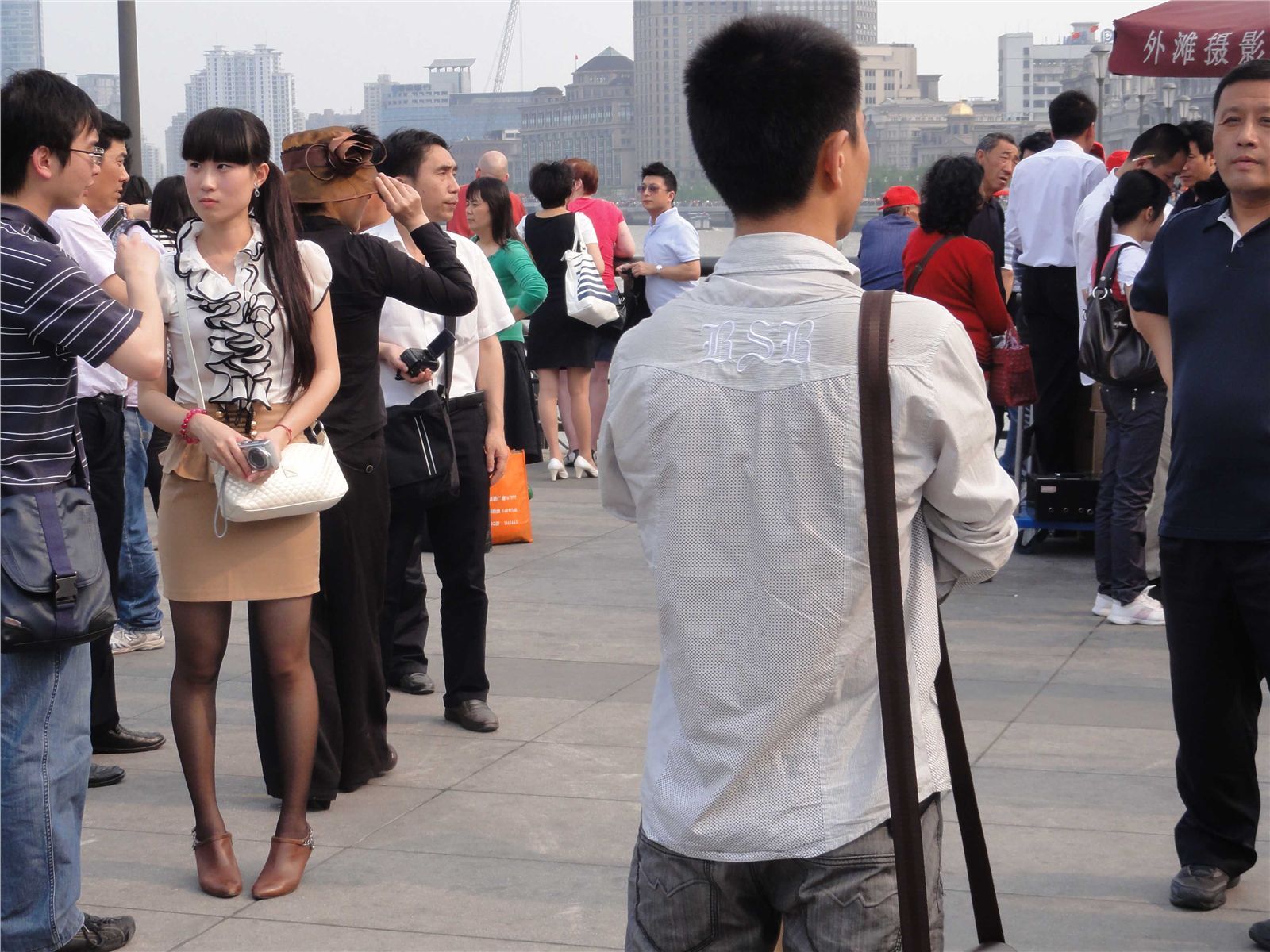 [户外街拍] 2013.09.04 外滩黑丝，女的很漂亮