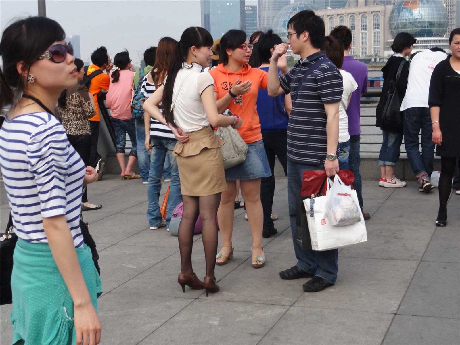 [户外街拍] 2013.09.04 外滩黑丝，女的很漂亮