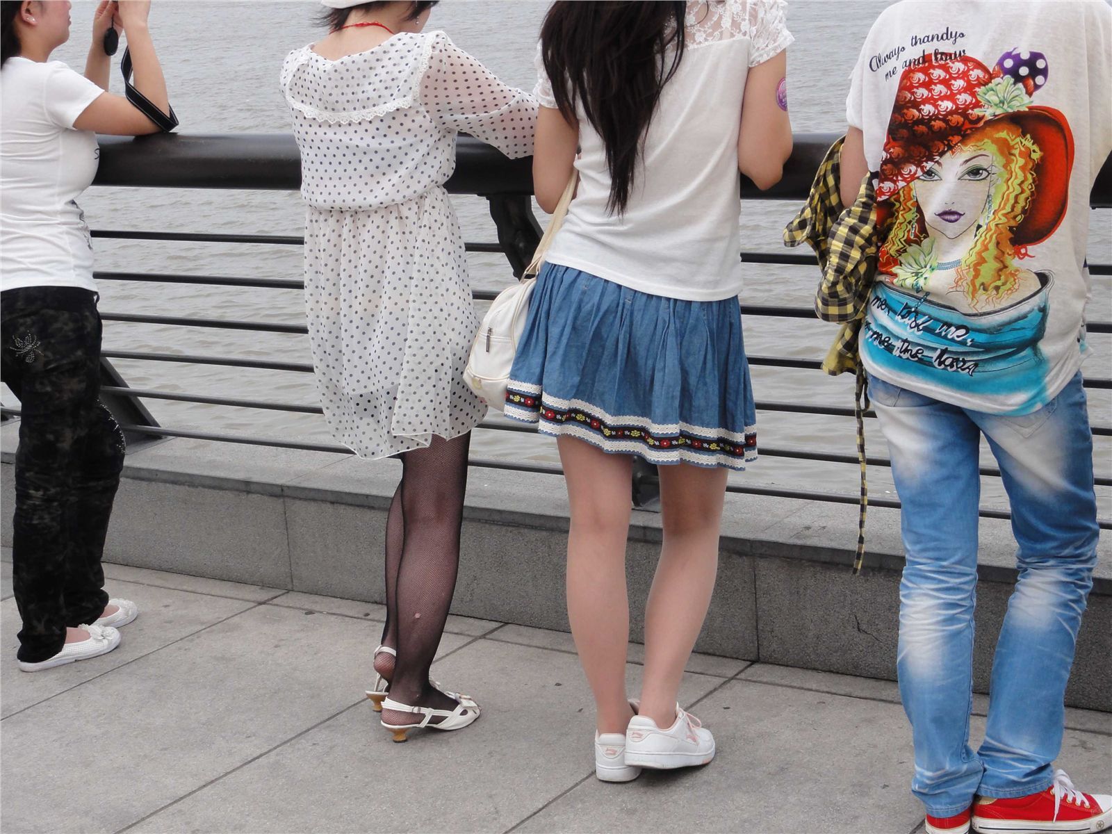 [户外街拍] 2013.09.05 外滩黑网,肉丝