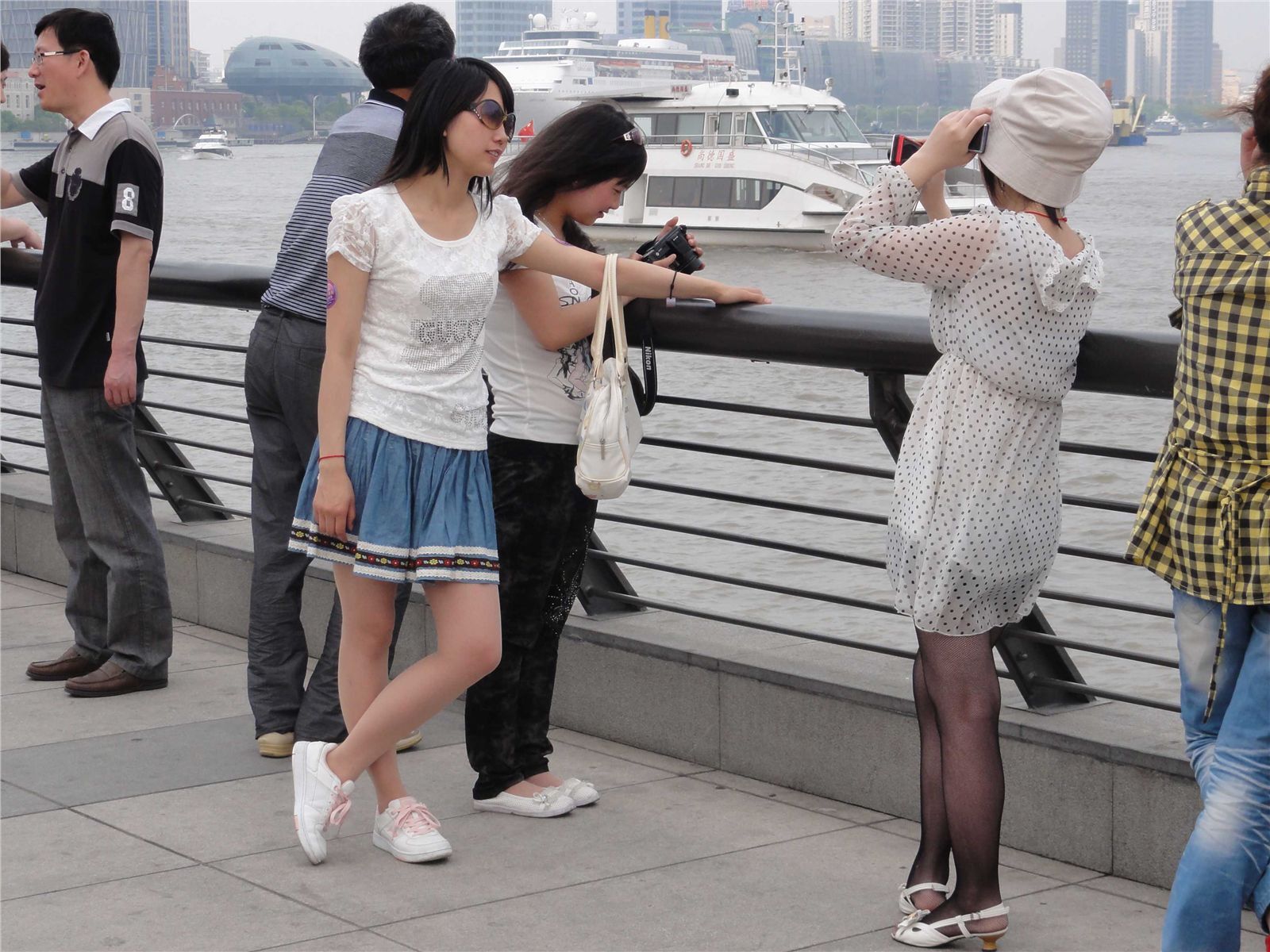 [户外街拍] 2013.09.05 外滩黑网,肉丝