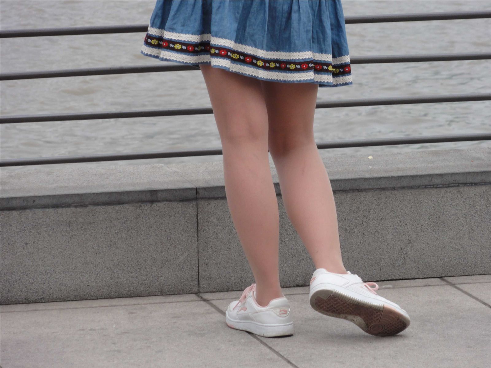 [户外街拍] 2013.09.05 外滩黑网,肉丝