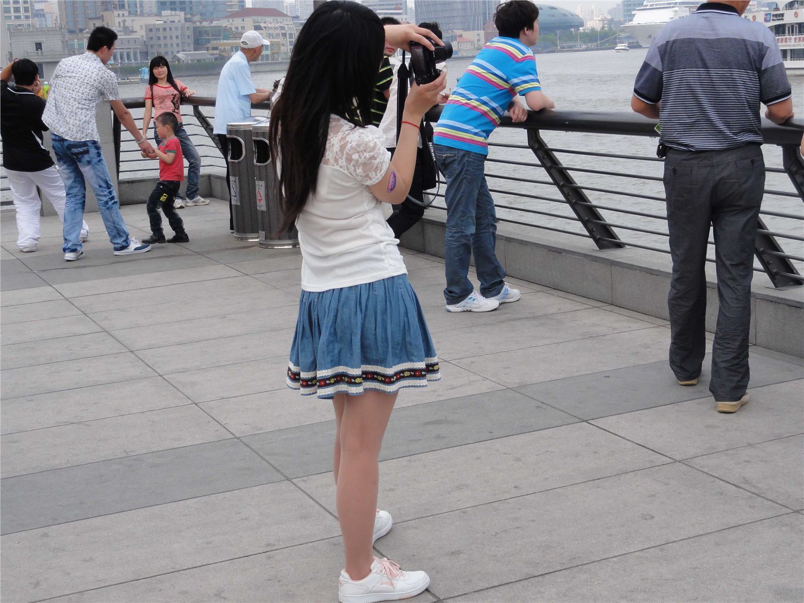 [户外街拍] 2013.09.05 外滩黑网,肉丝