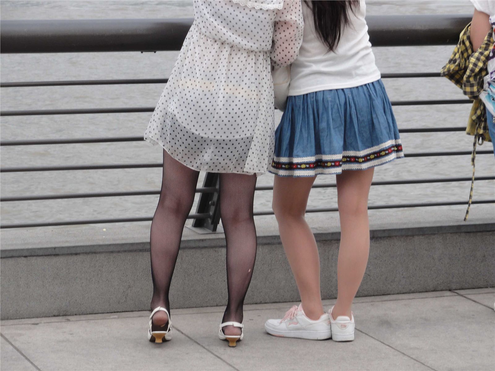 [户外街拍] 2013.09.05 外滩黑网,肉丝