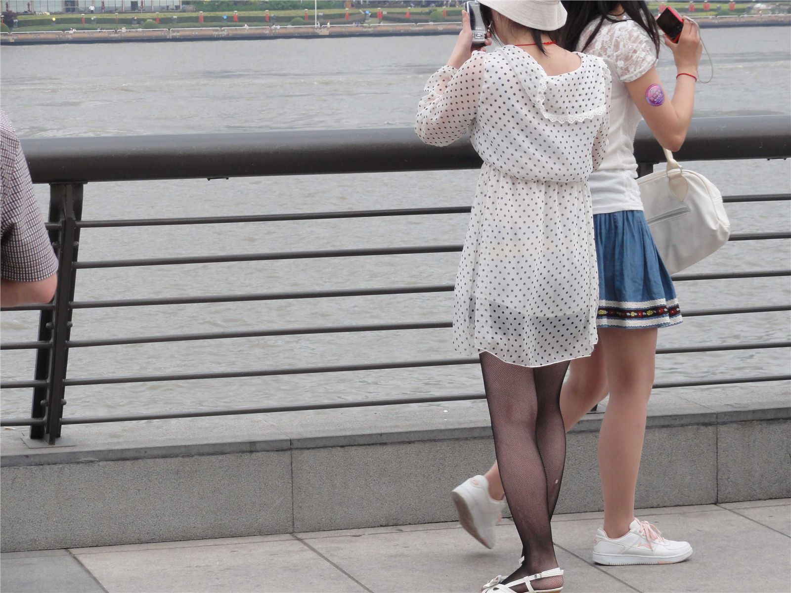 [户外街拍] 2013.09.05 外滩黑网,肉丝