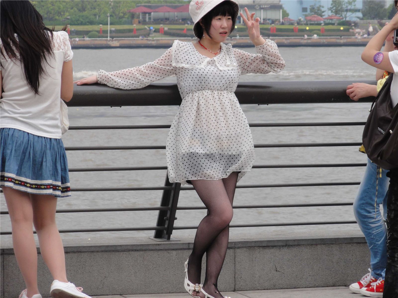 [户外街拍] 2013.09.05 外滩黑网,肉丝