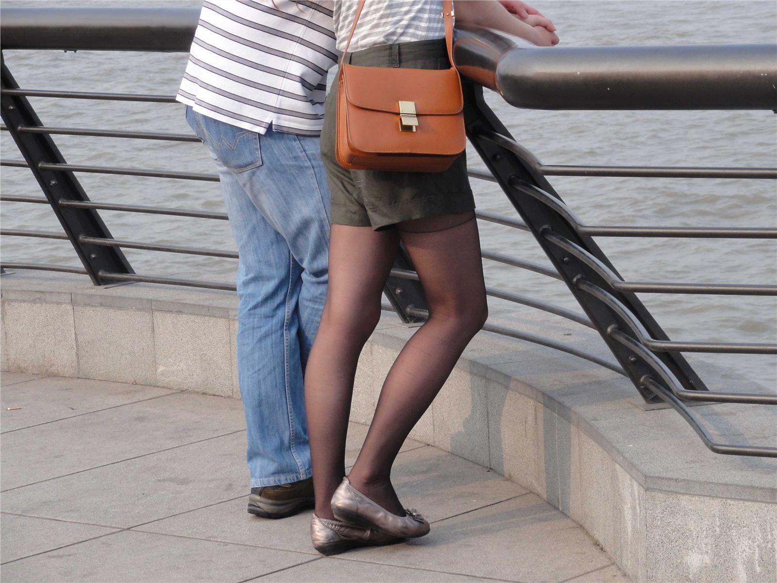 [户外街拍] 2013.09.06 外滩美女黑丝红鞋，丝袜很薄