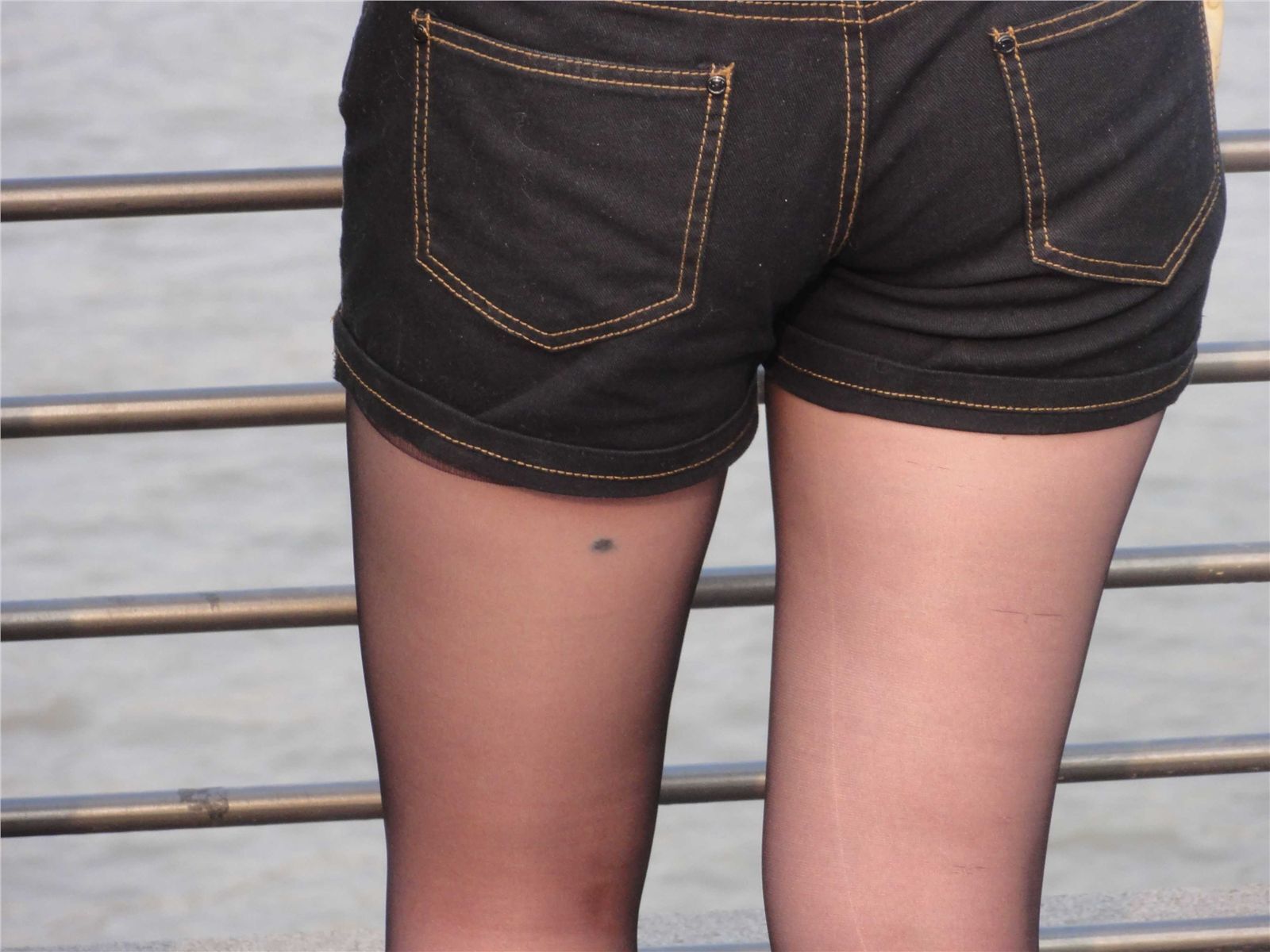 [户外街拍] 2013.09.06 外滩美女黑丝红鞋，丝袜很薄