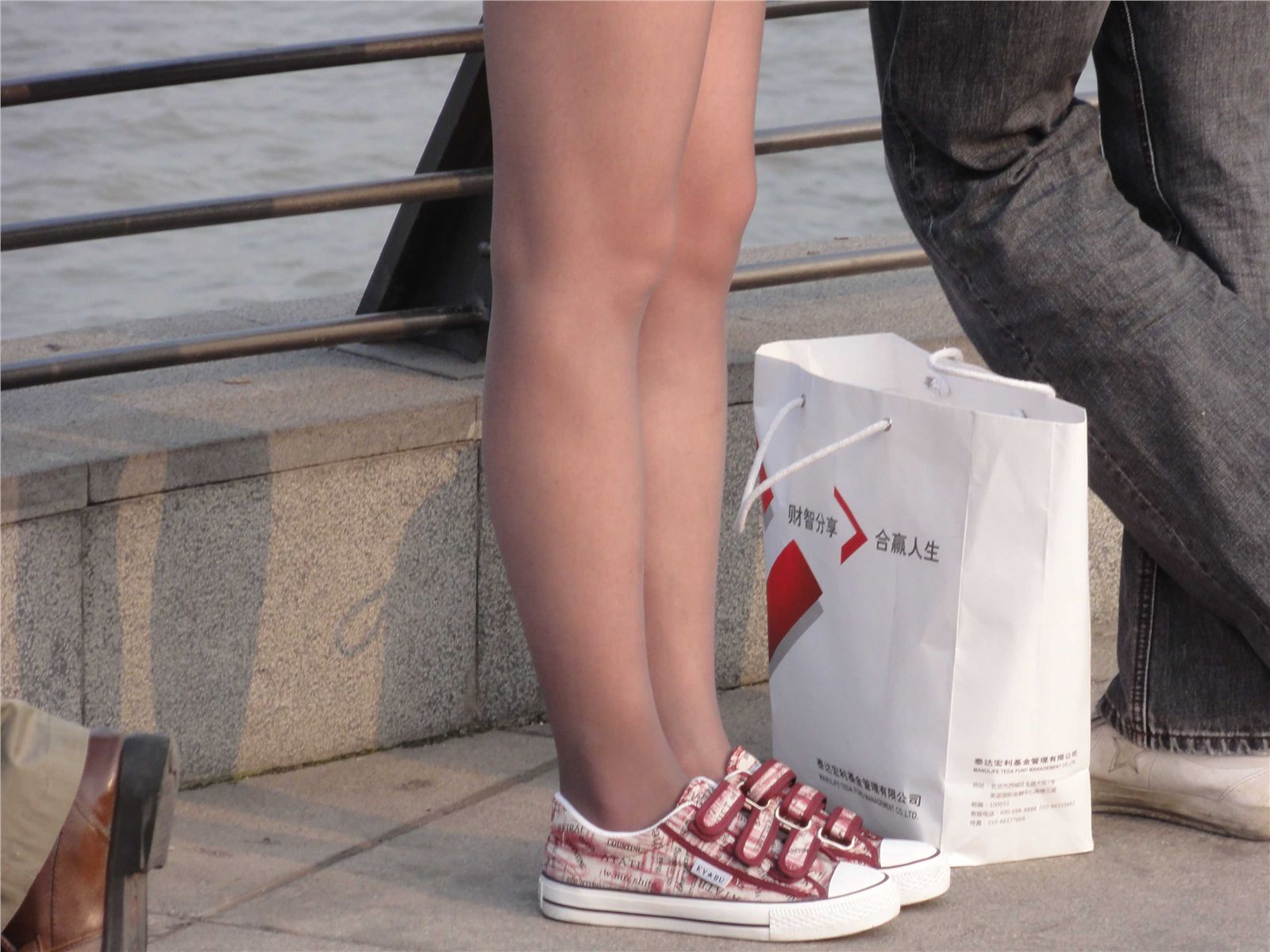 [户外街拍] 2013.09.07 外滩美女花纹黑丝 灰色丝袜