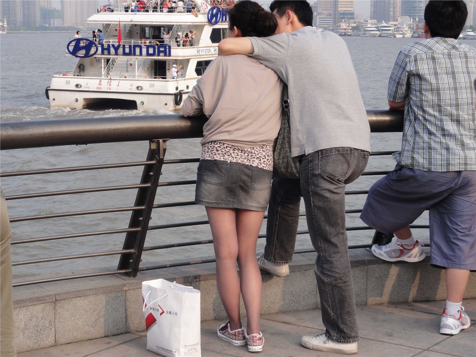 [户外街拍] 2013.09.07 外滩美女花纹黑丝 灰色丝袜