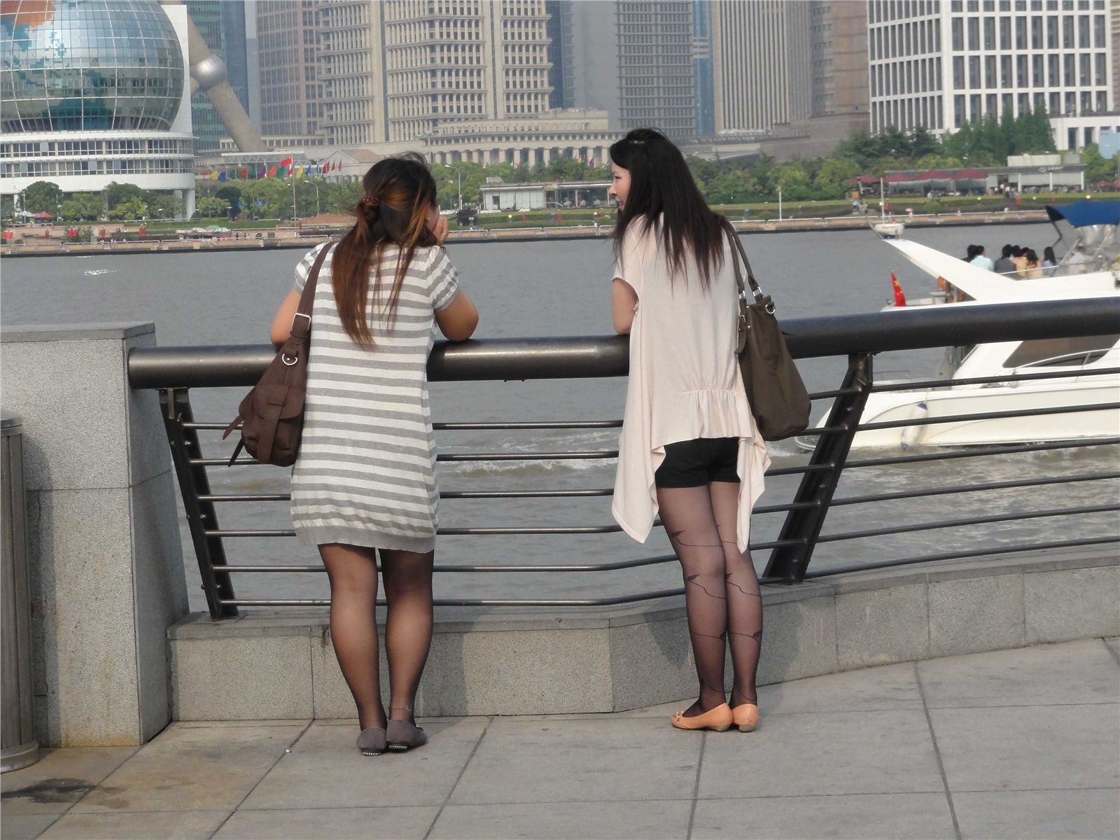[户外街拍] 2013.09.07 外滩美女花纹黑丝 灰色丝袜