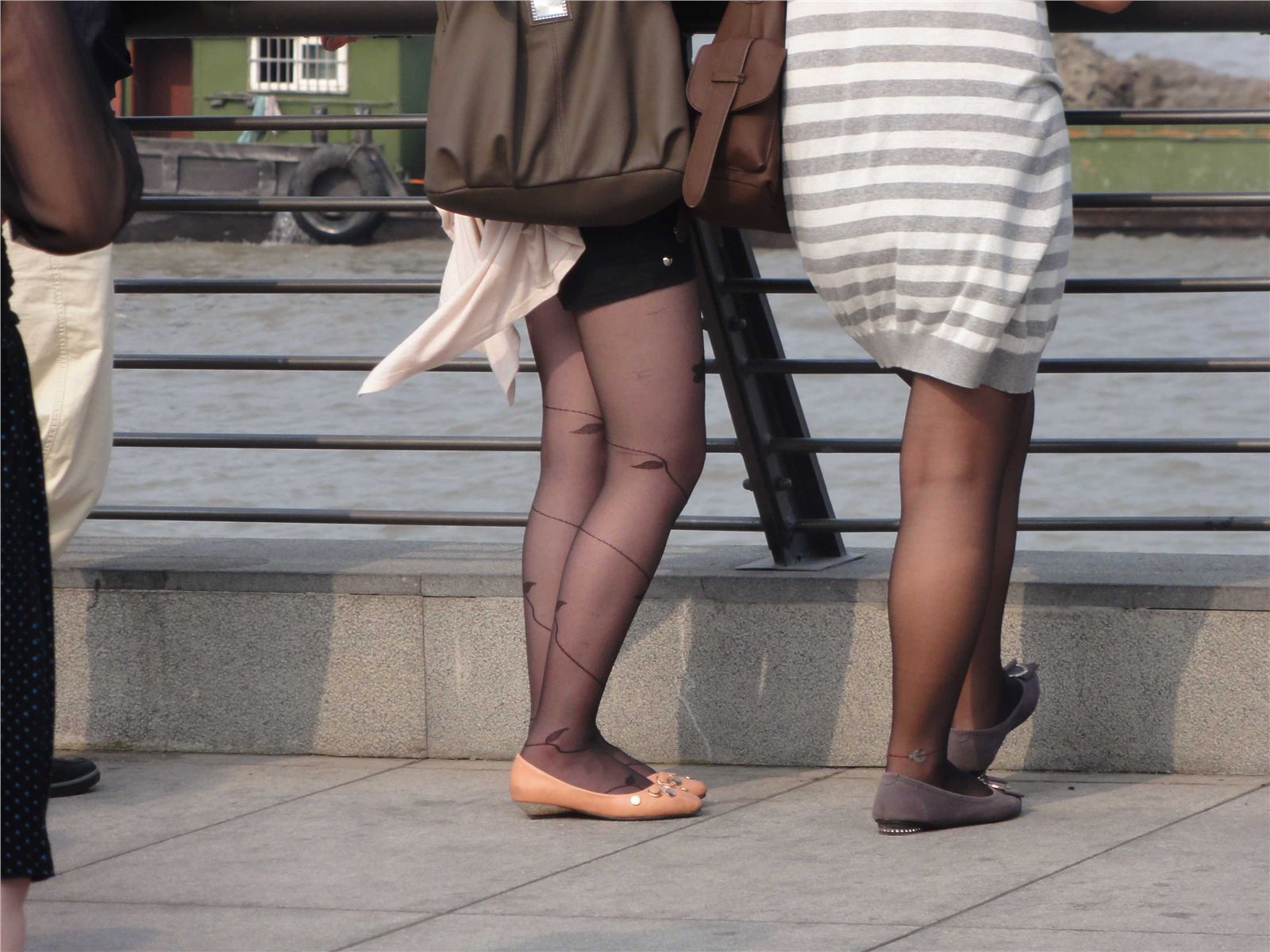 [户外街拍] 2013.09.07 外滩美女花纹黑丝 灰色丝袜