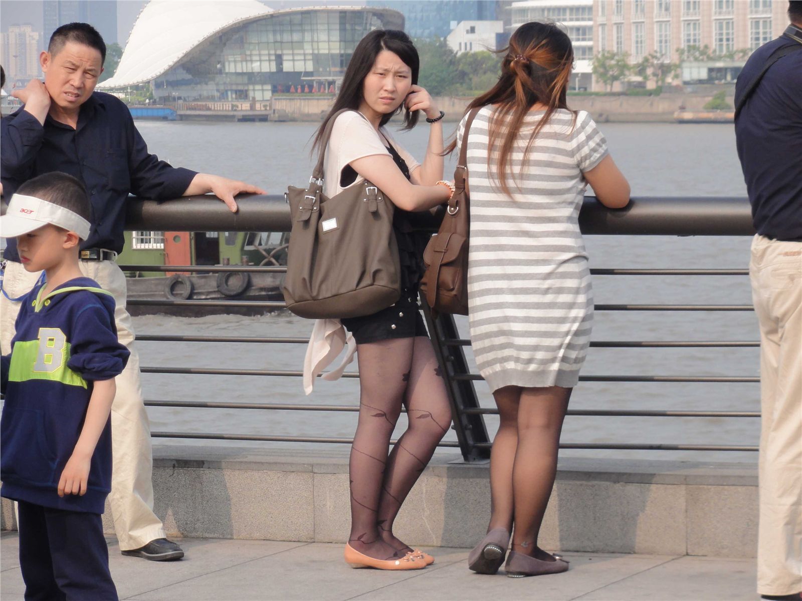 [户外街拍] 2013.09.07 外滩美女花纹黑丝 灰色丝袜