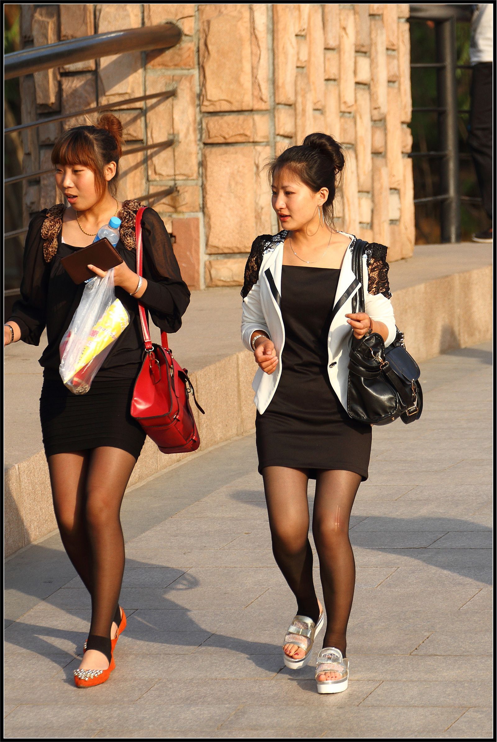 [户外街拍] 2013.10.04 俩脚踩黑丝美女性感身材