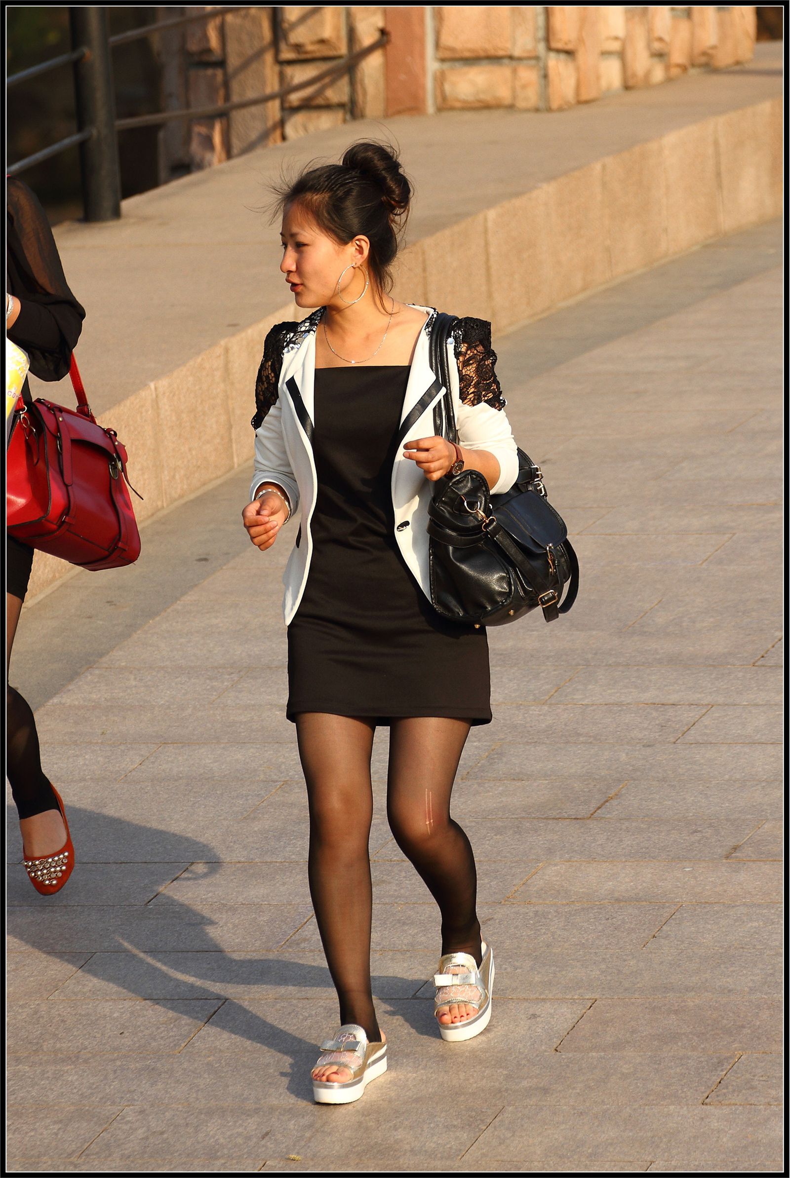 [户外街拍] 2013.10.04 俩脚踩黑丝美女性感身材