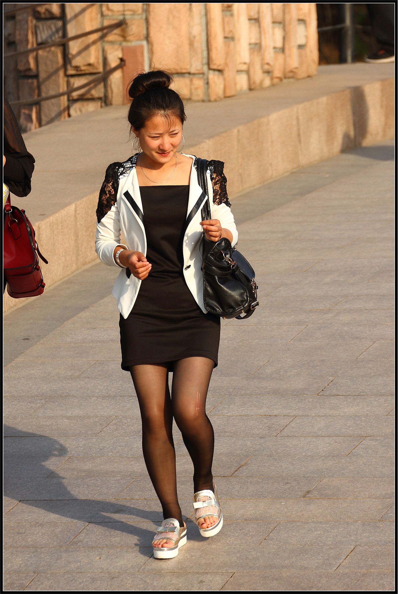 [户外街拍] 2013.10.04 俩脚踩黑丝美女性感身材